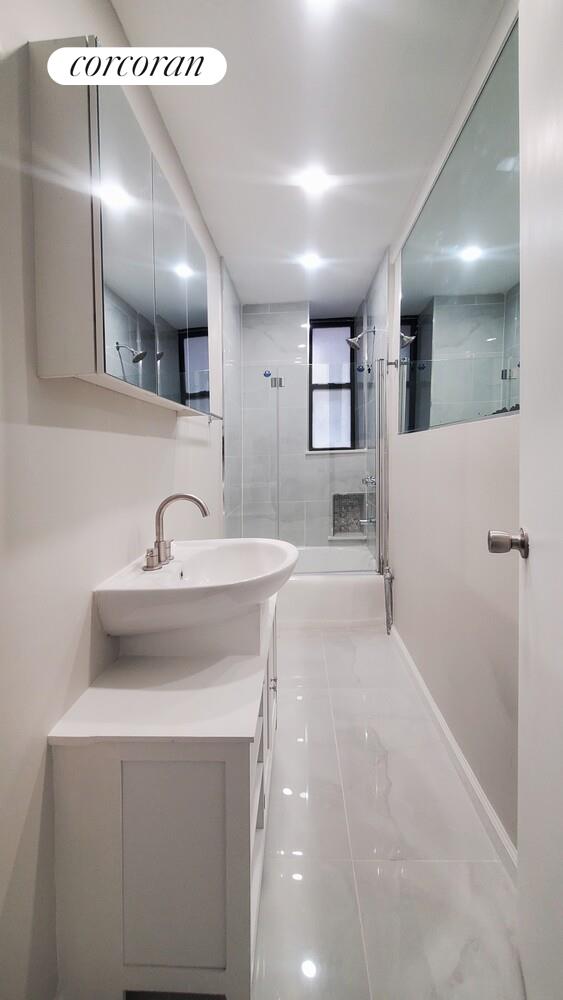 #6 photo, 306 W 51ST Street, 맨해튼 Hell's Kitchen , NY 10019