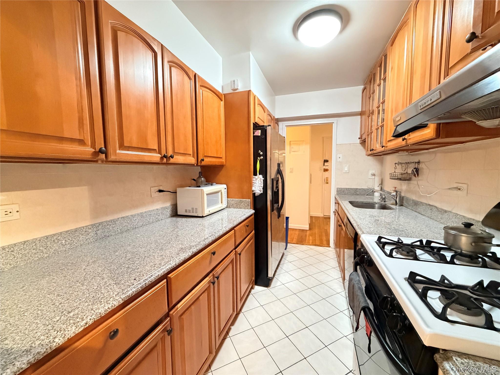 #4 photo, 142-05 Roosevelt Avenue, Flushing , NY 11354