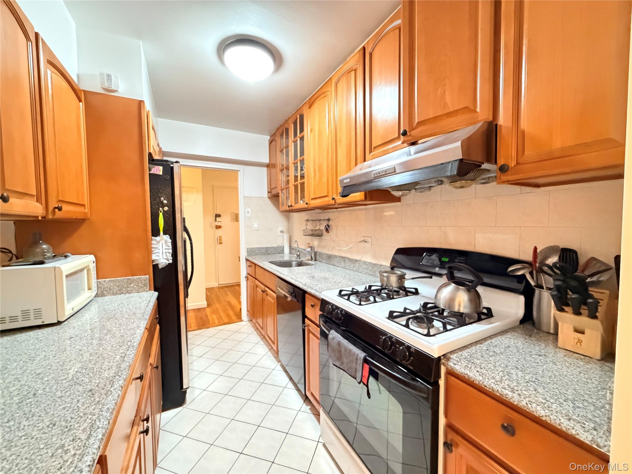 #5 photo, 142-05 Roosevelt Avenue, Flushing , NY 11354