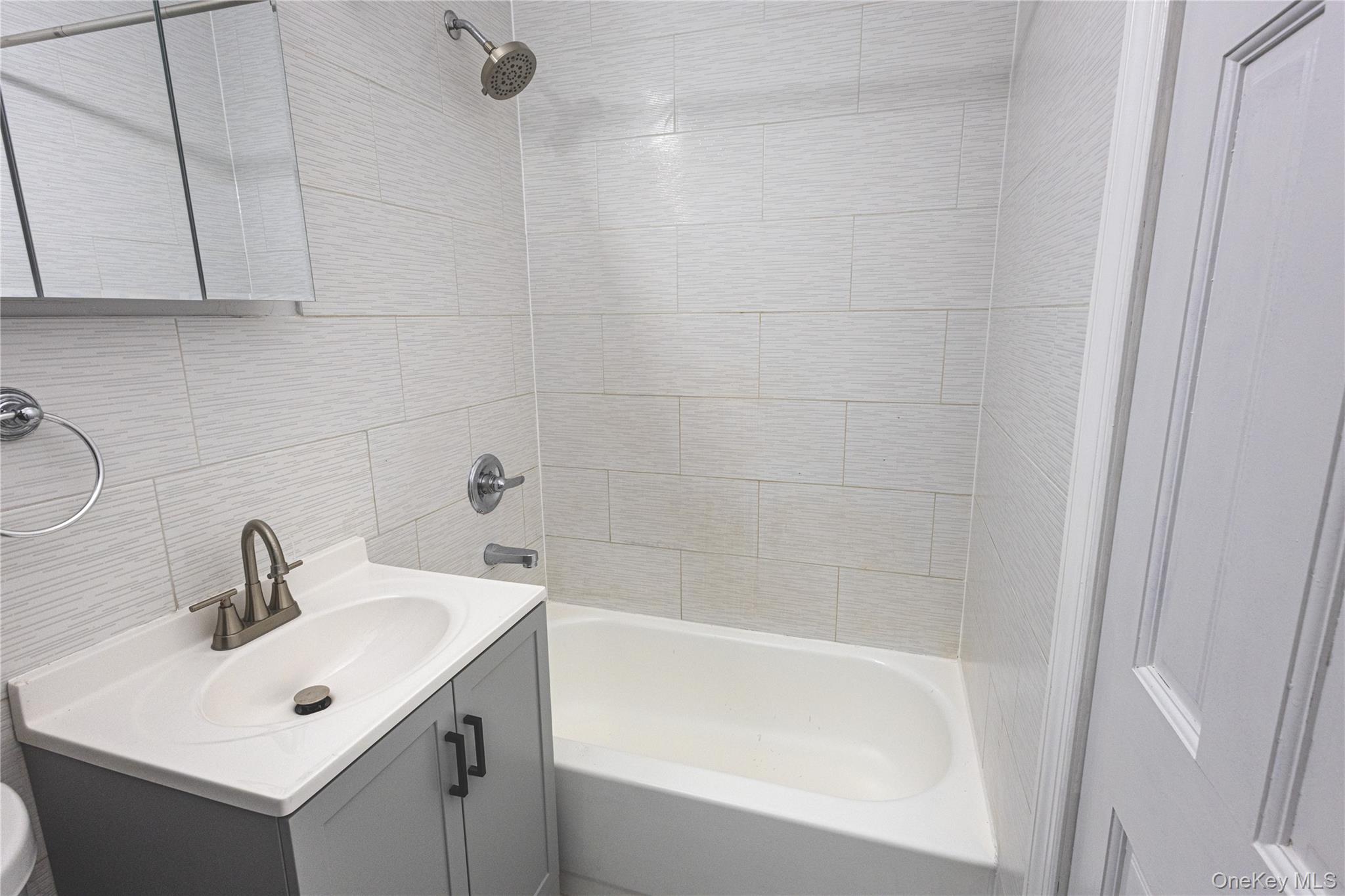 #13 photo, 132-16 Hillside Avenue, कुईंस Richmond Hill , NY 11418