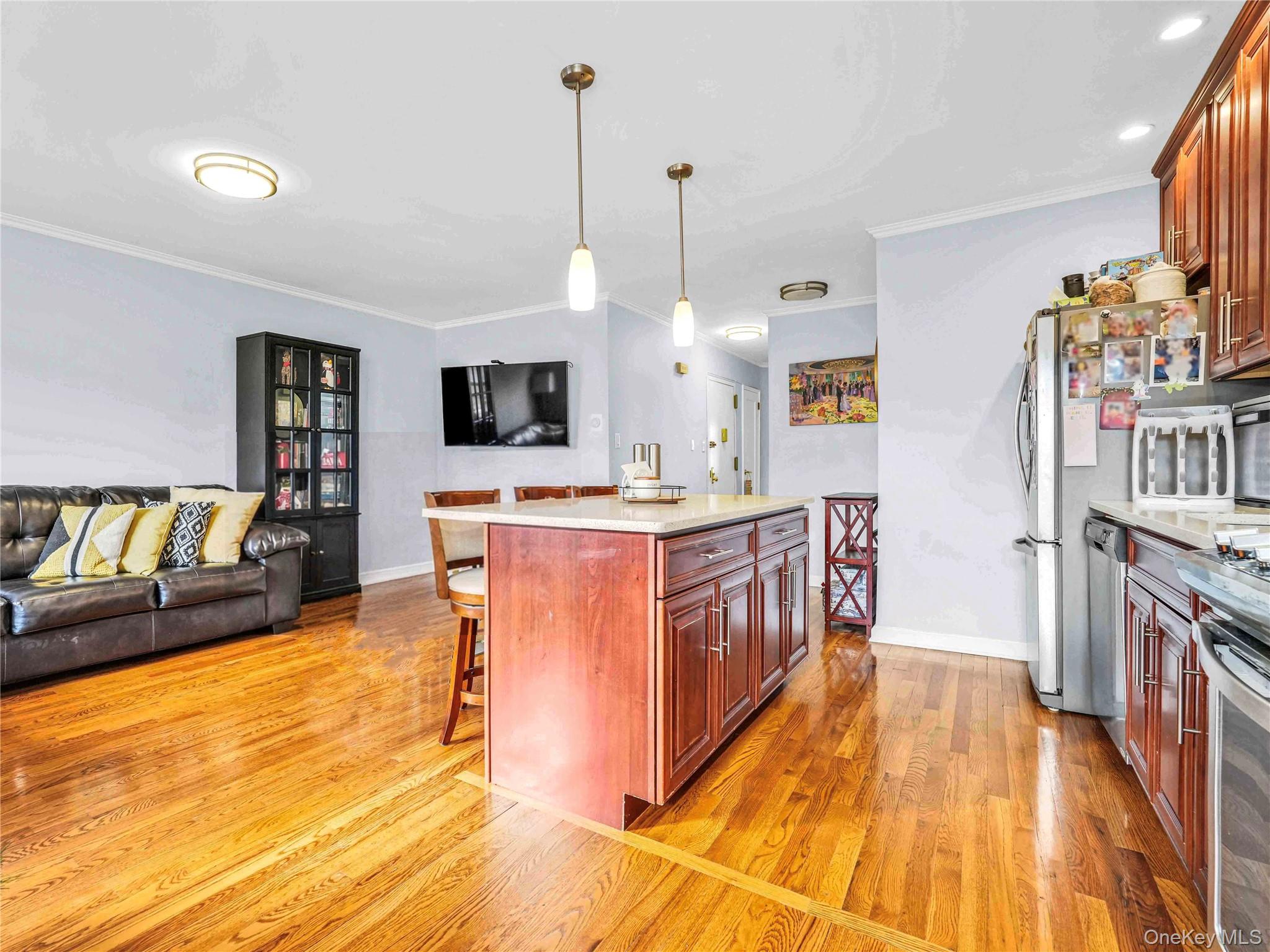 #8 photo, 2540A 36th Street, קווינס Astoria , NY 11103