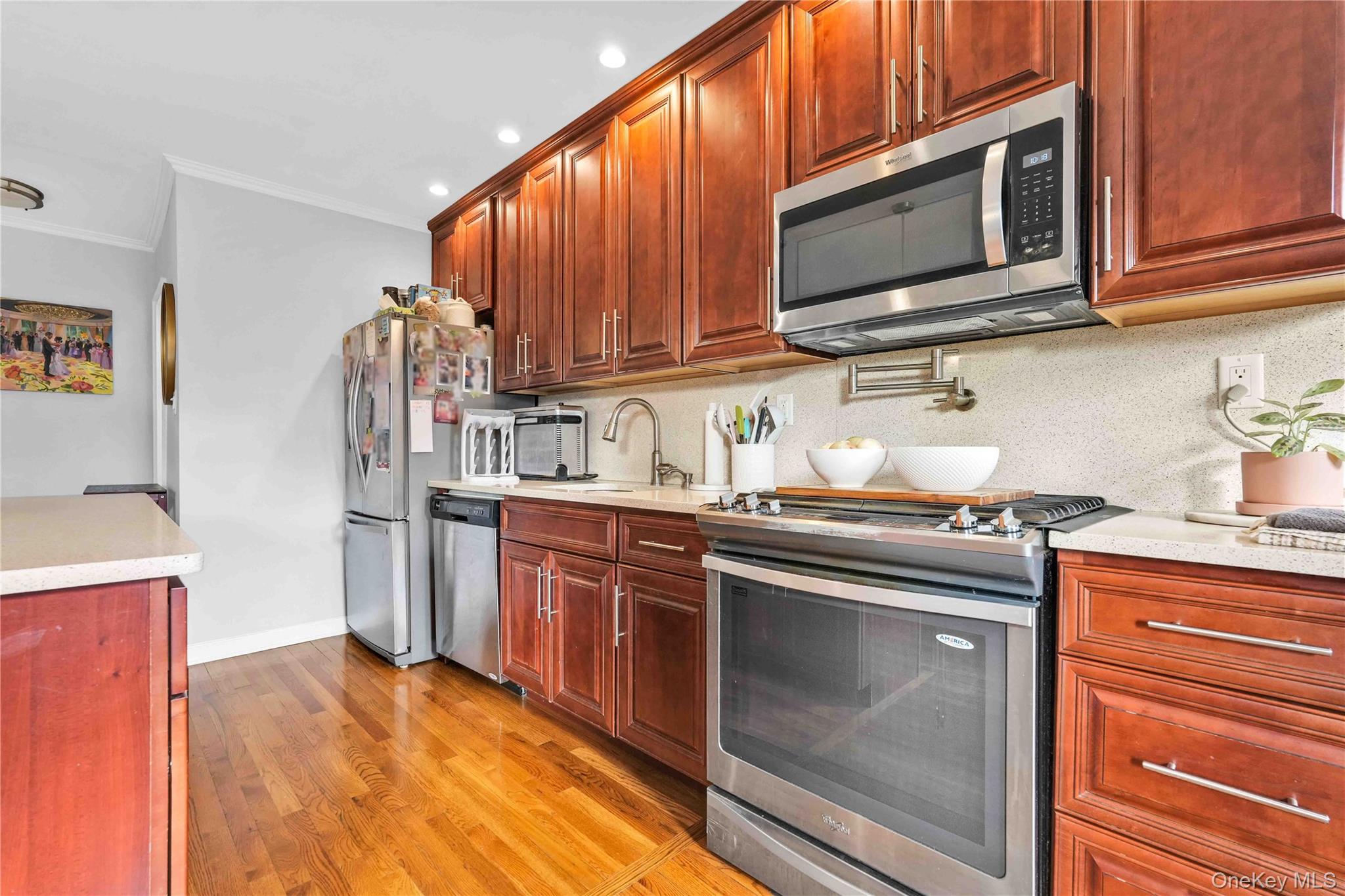 #9 photo, 2540A 36th Street, קווינס Astoria , NY 11103