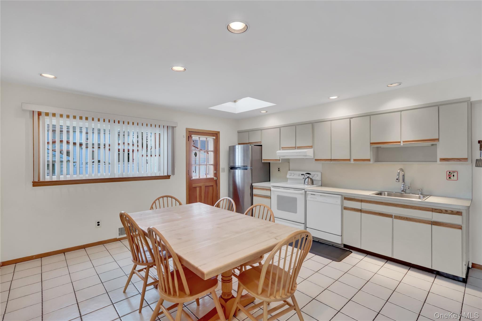 #5 photo, 206 9th Street, Hicksville , NY 11801