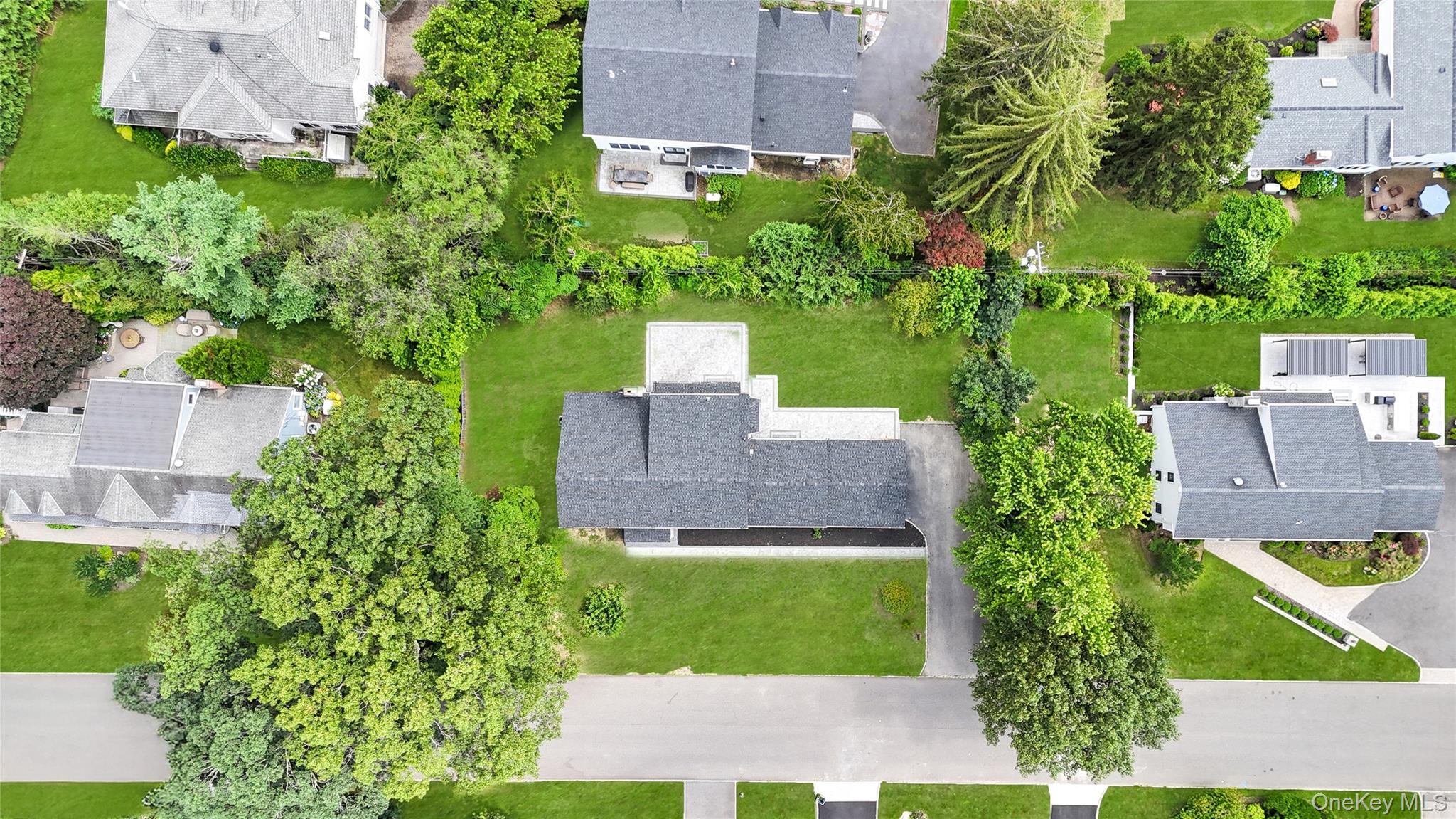 #2 photo, 14 Lakeville Drive, East Hills , NY 11576