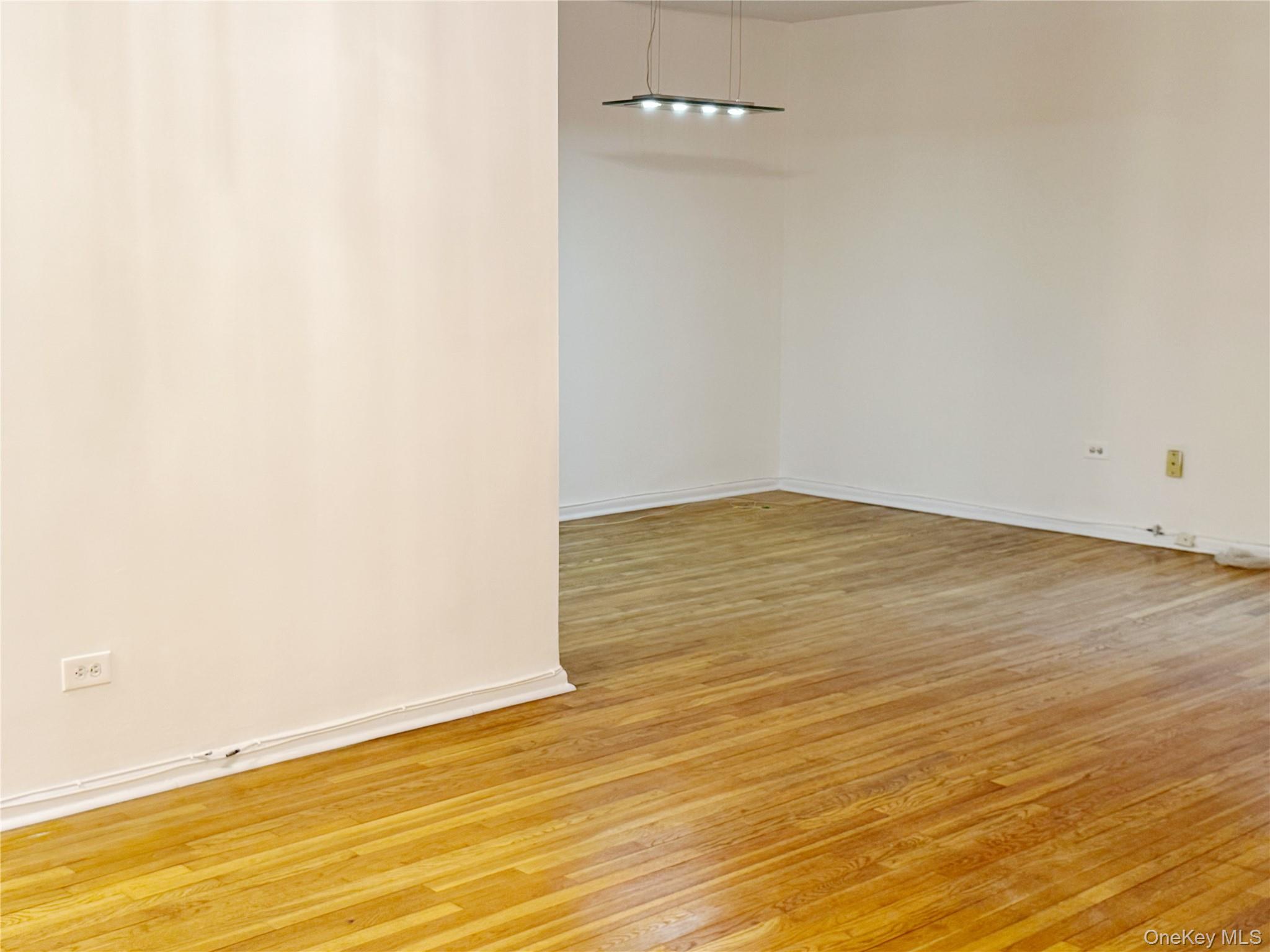 #5 photo, 142-05 Roosevelt Avenue, 法拉盛 Flushing , NY 11354