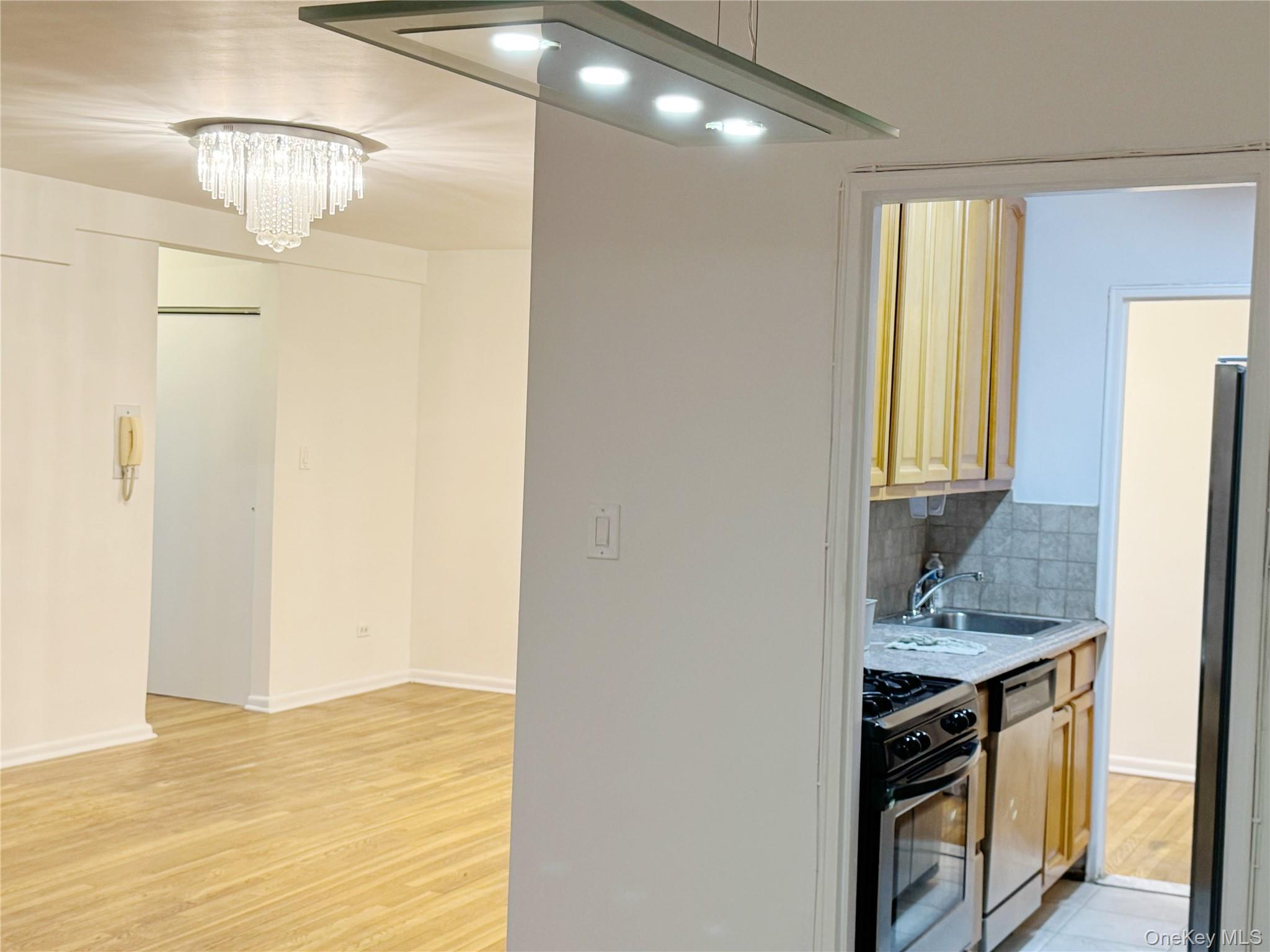 #6 photo, 142-05 Roosevelt Avenue, 法拉盛 Flushing , NY 11354