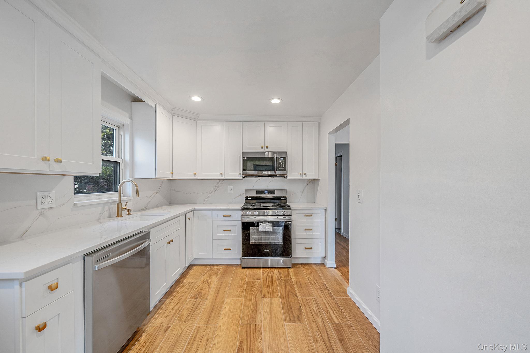 #7 photo, 2309 128th Street Street, कॉलेज पॉइंट College Point , NY 11356