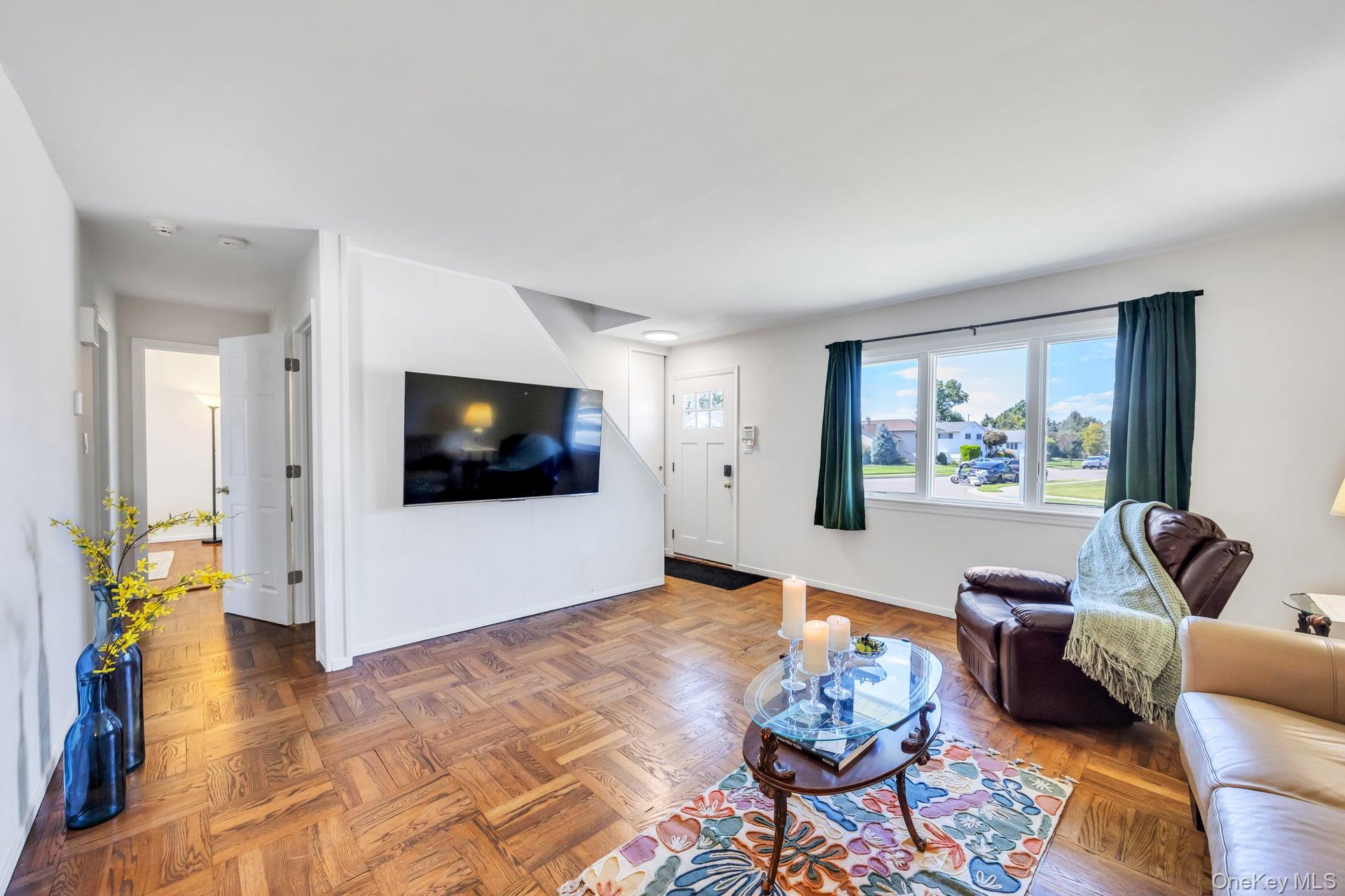 #5 photo, 23 Peachtree Lane, Hicksville , NY 11801