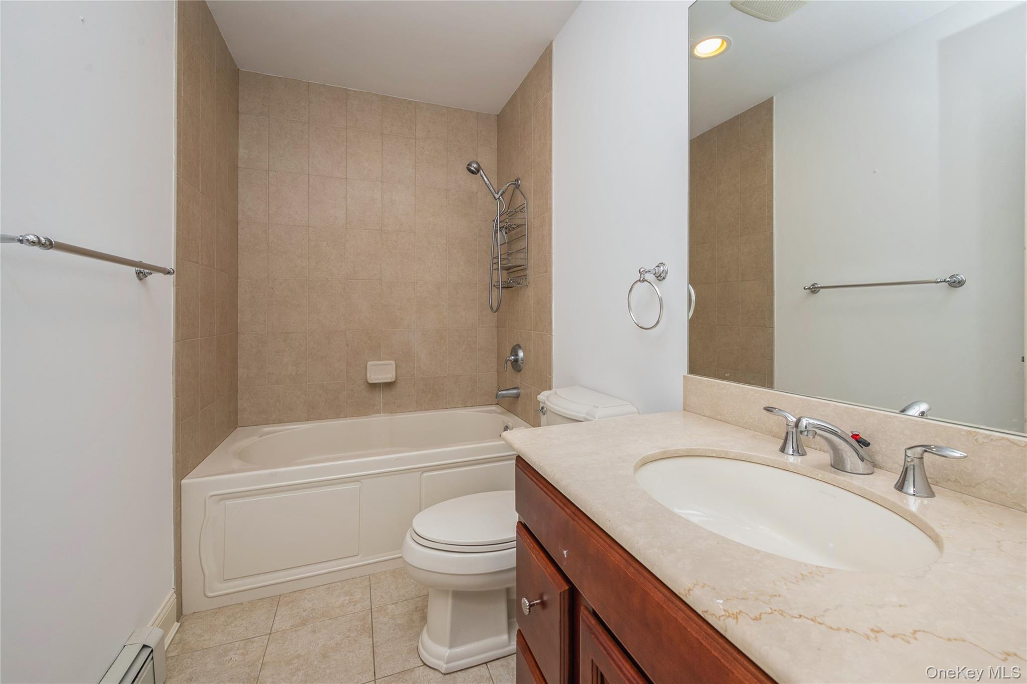 #19 photo, 22 Meadow Court, سوفولك Oakdale , NY 11769