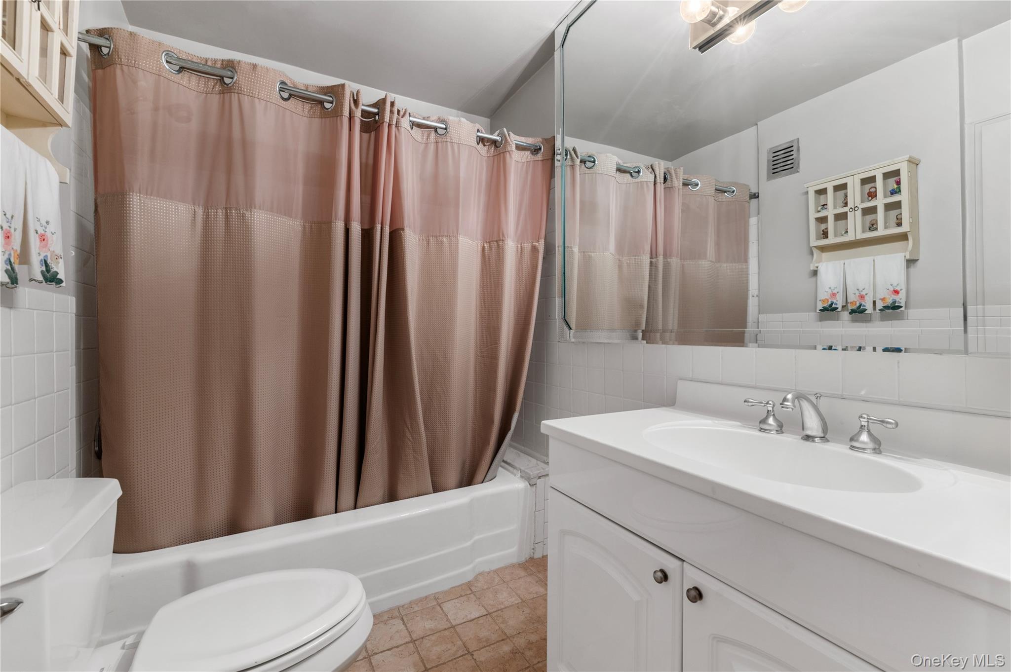 #14 photo, 25 Chapel Place, Great Neck , NY 11021