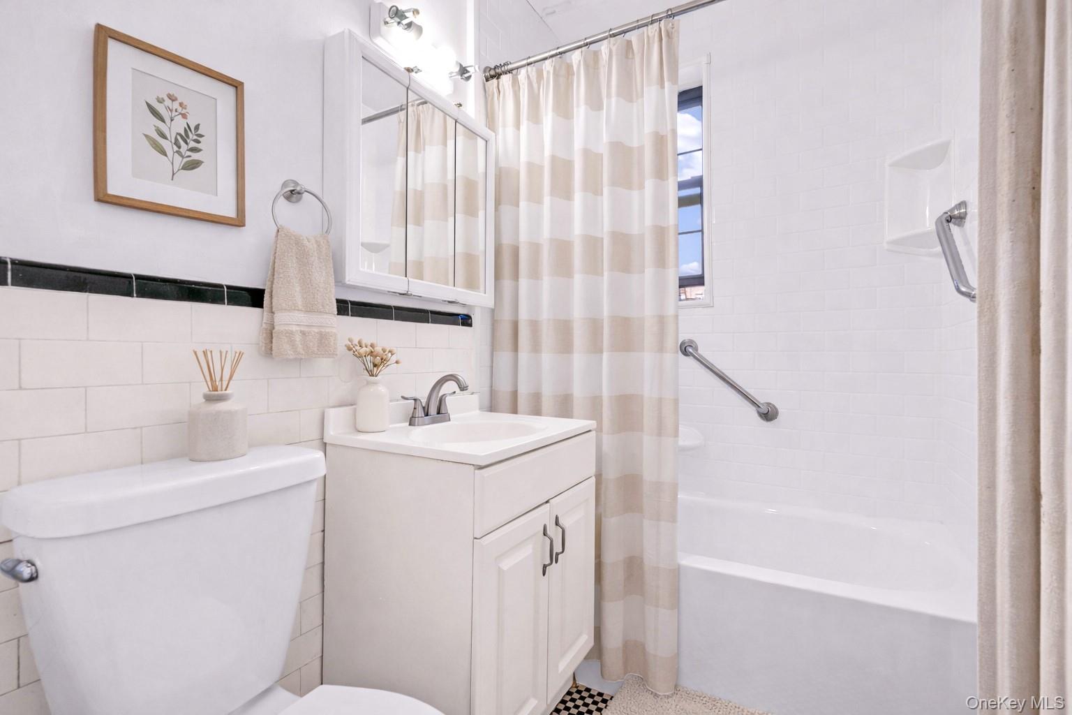 #12 photo, 68-30 Burns Street, Forest Hills , NY 11375