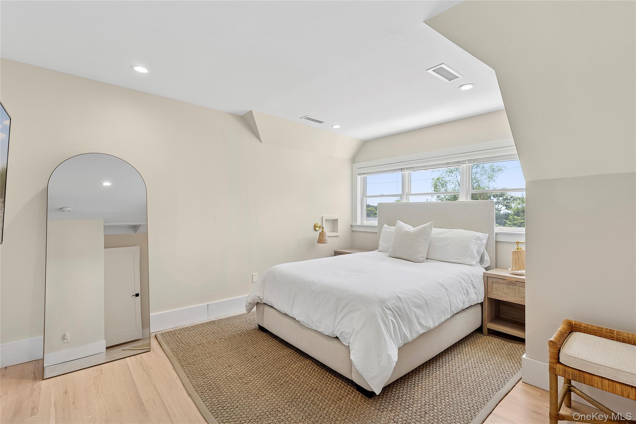 #9 photo, 31 Highland Road, Southampton , NY 11968