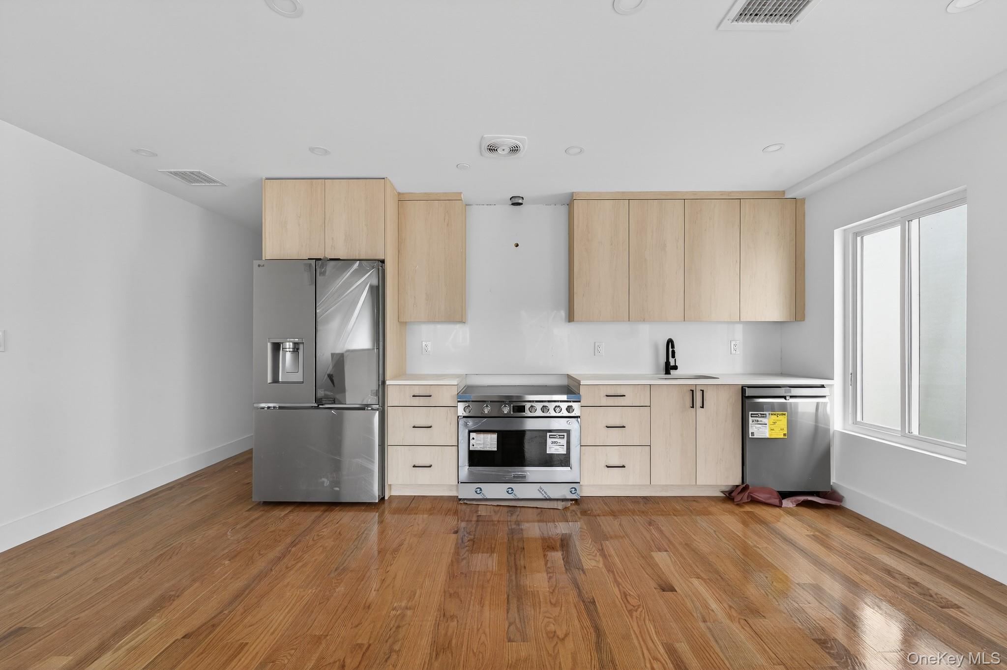 #3 photo, 2217 Seymour Avenue, Bronx , NY 10469