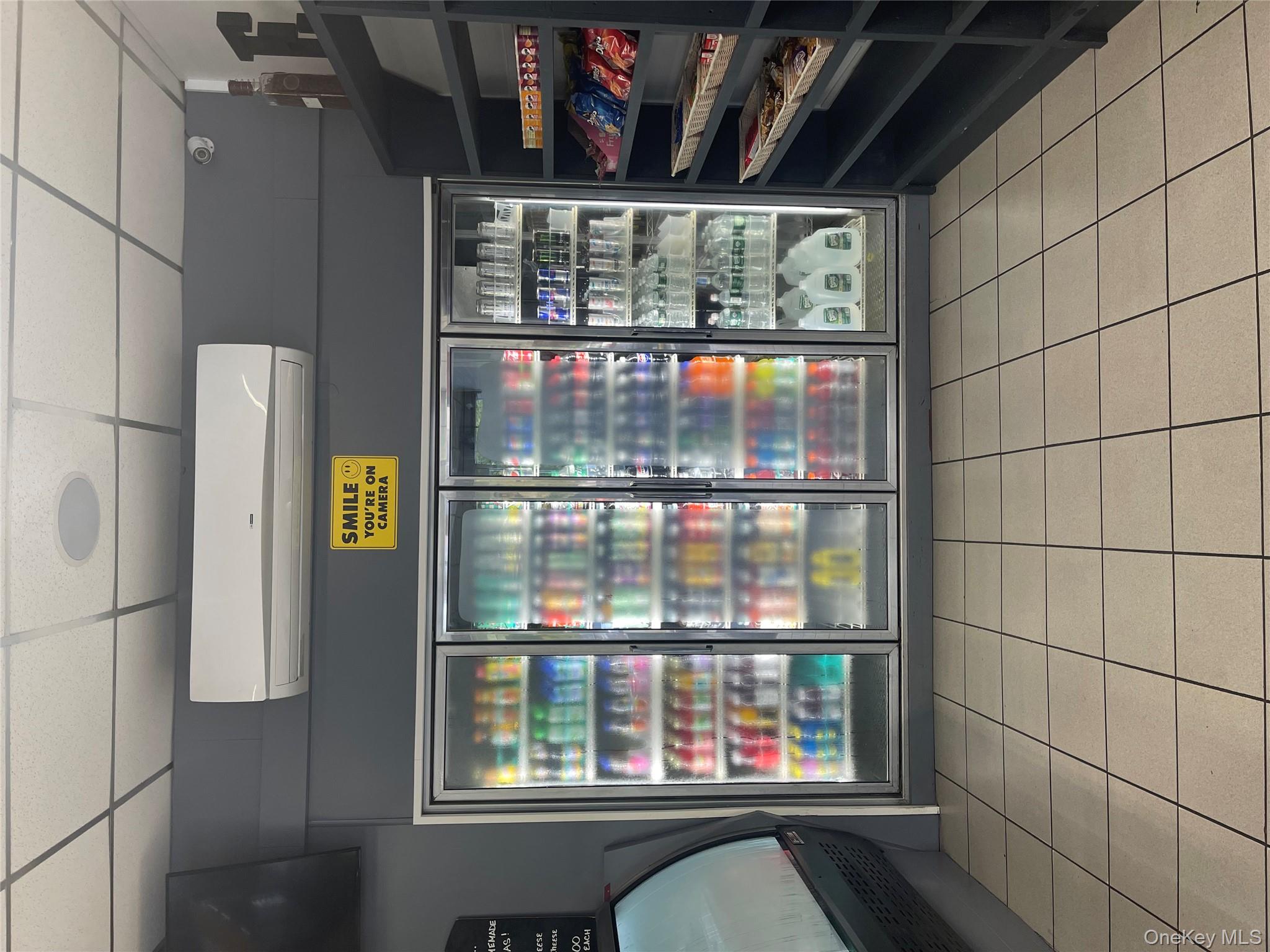 #1 photo, 173-189 Merrick Road, 东长岛 Amity Harbor , NY 11701