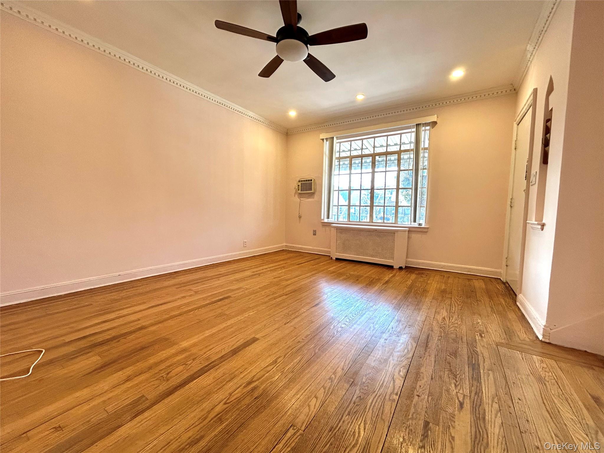 #10 photo, 30-15 82nd Street, קווינס East Elmhurst , NY 11370