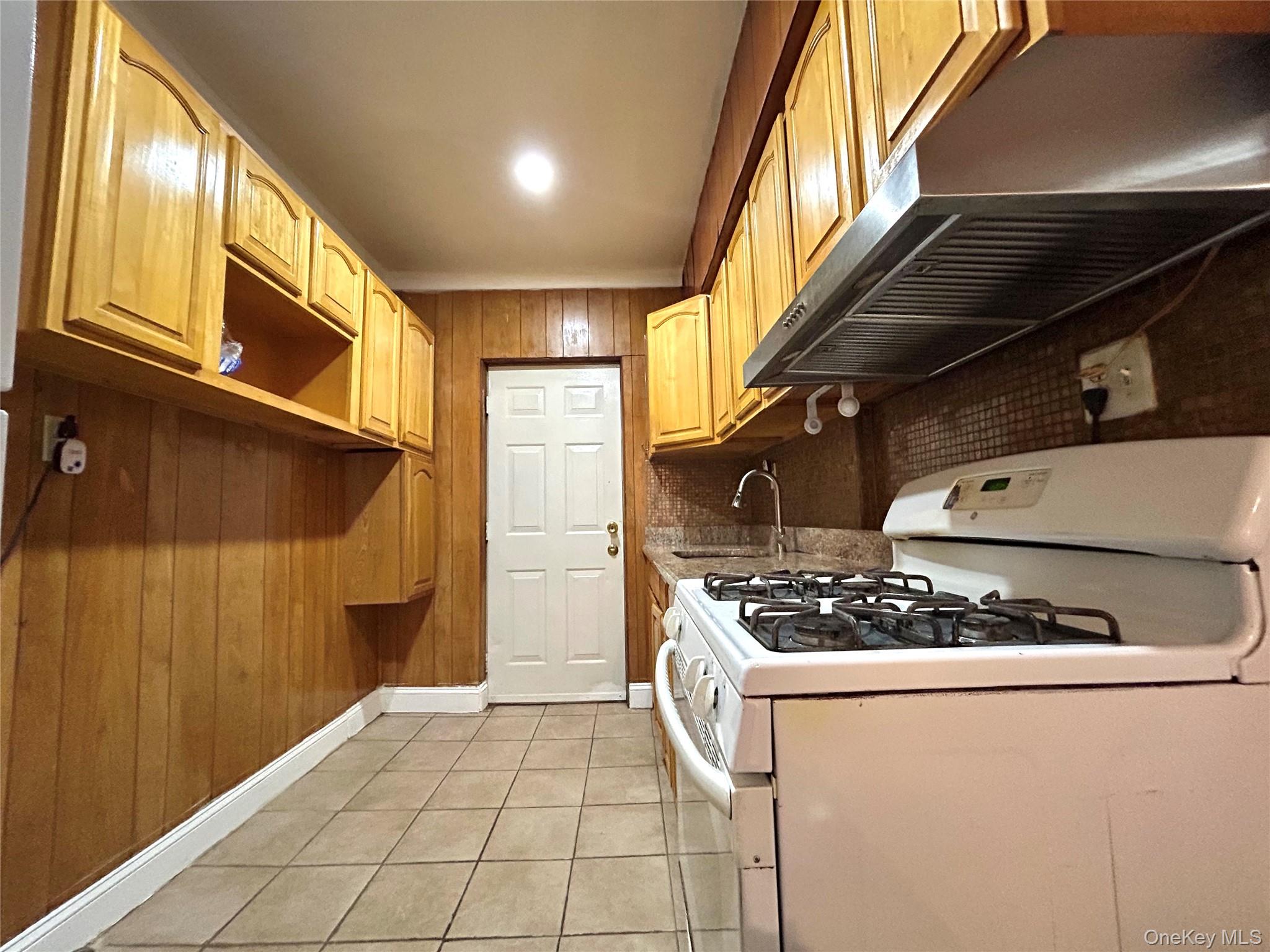 #17 photo, 30-15 82nd Street, קווינס East Elmhurst , NY 11370