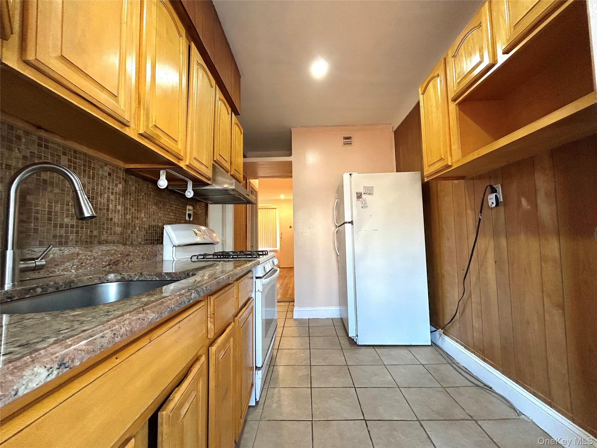 #18 photo, 30-15 82nd Street, קווינס East Elmhurst , NY 11370