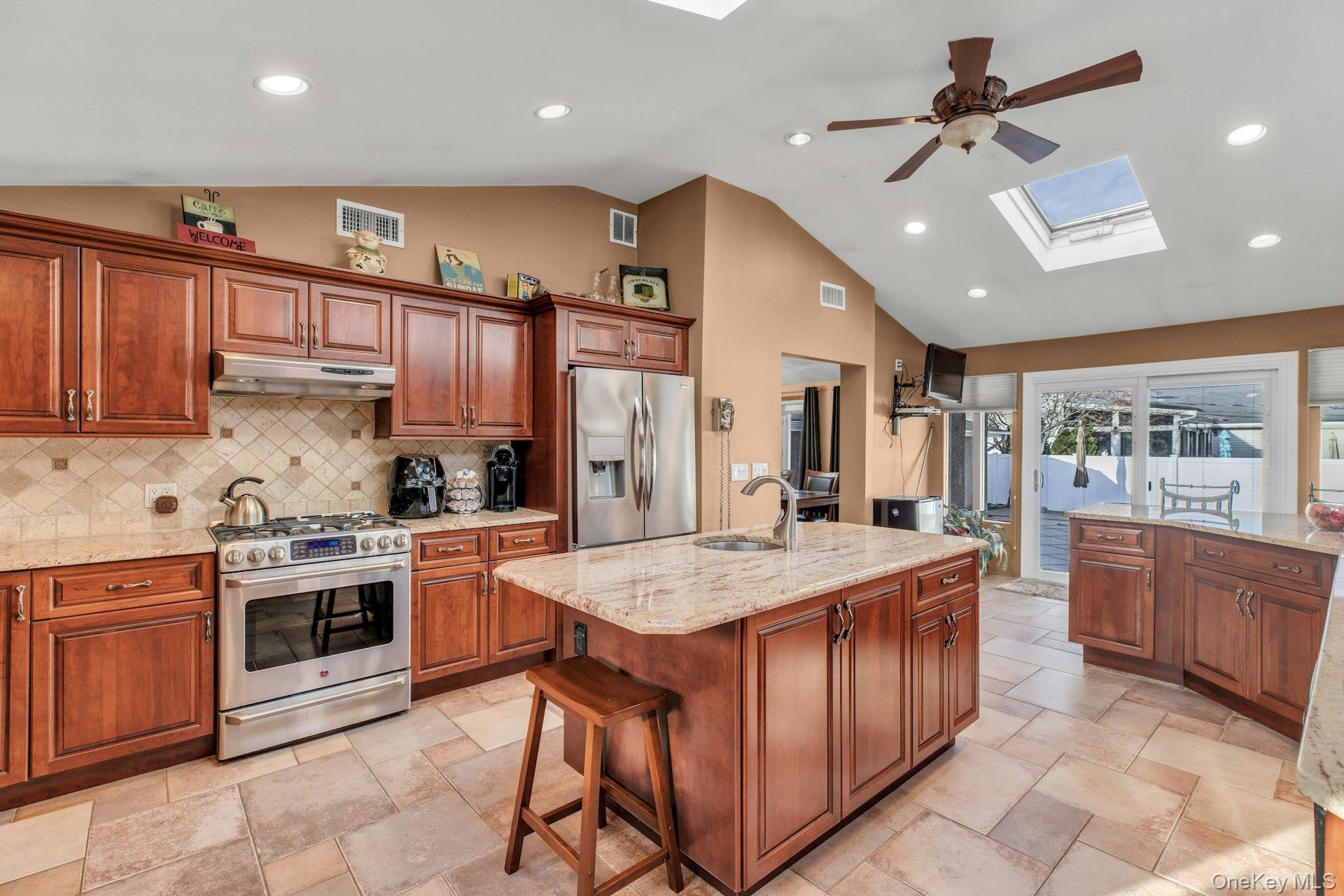 #17 photo, 1044 Commack Road, सफ़ोक काउंटी Dix Hills , NY 11746