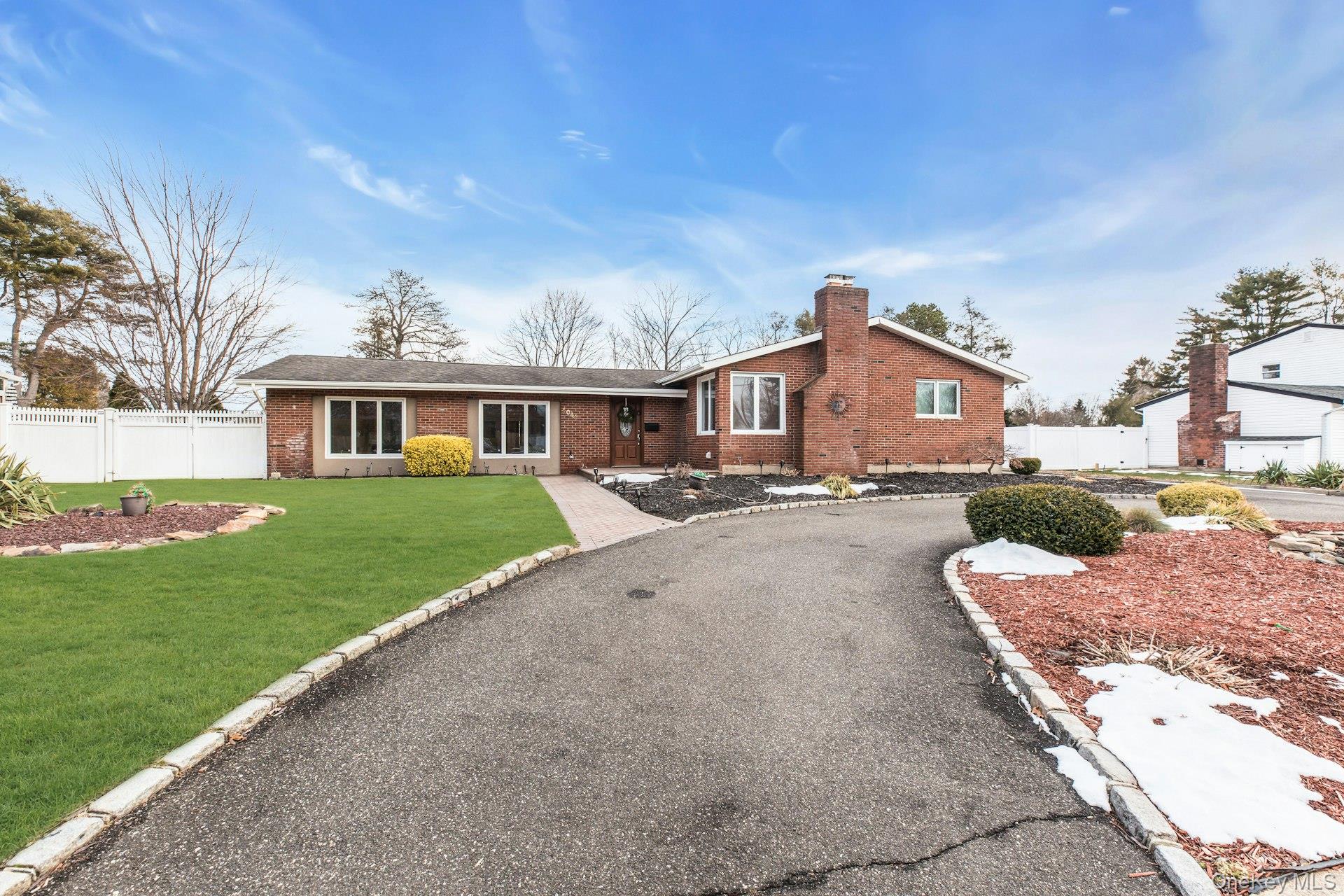 #2 photo, 1044 Commack Road, सफ़ोक काउंटी Dix Hills , NY 11746