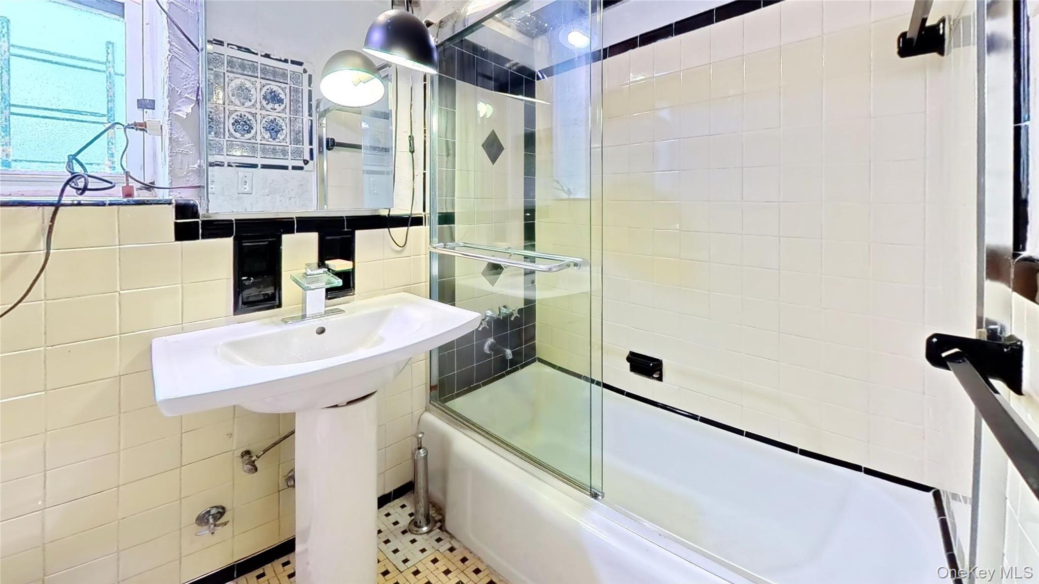 #16 photo, 64-35 Yellowstone Boulevard, Forest Hills , NY 11375