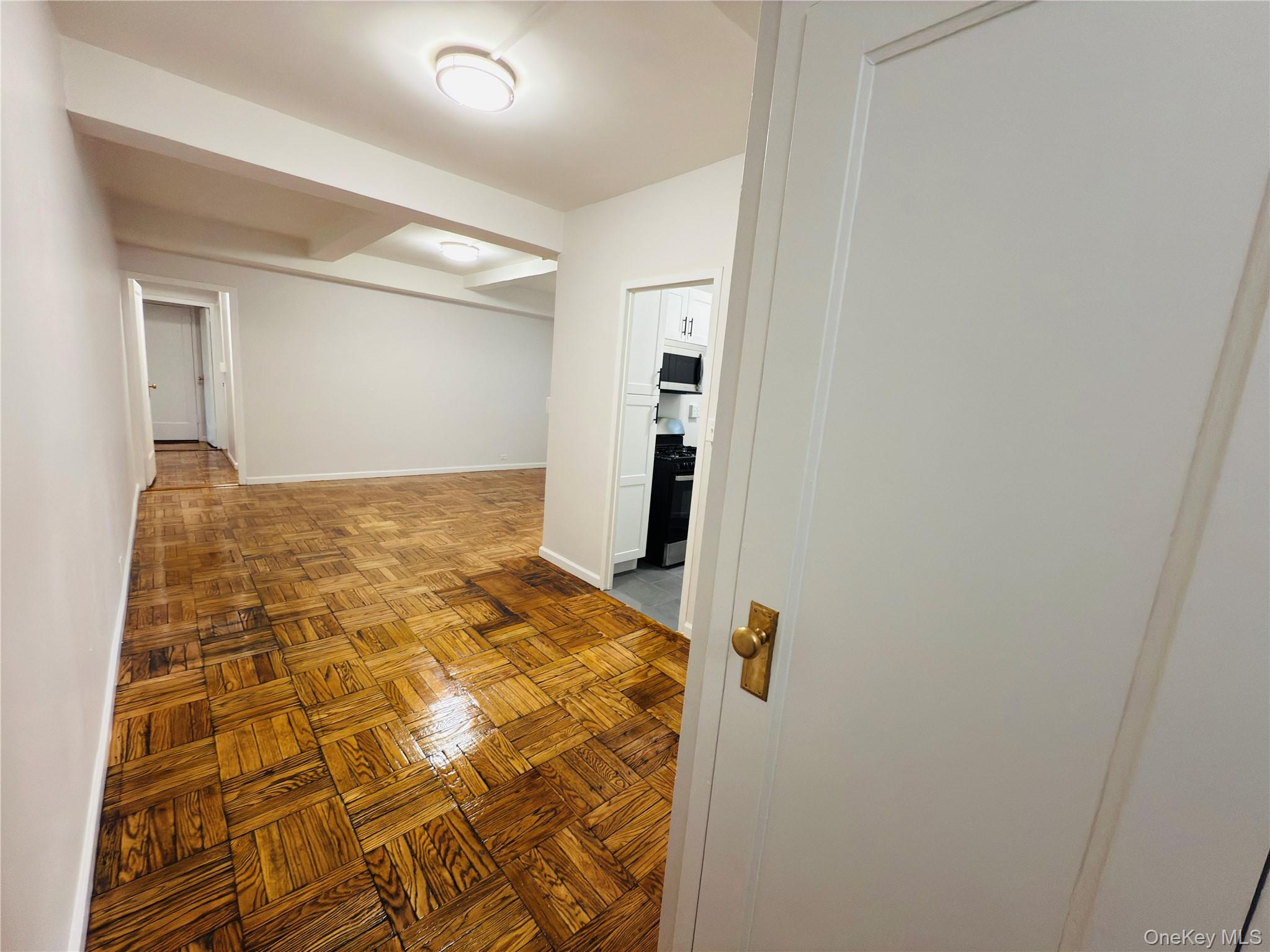 #4 photo, 1938 E Tremont Avenue, ब्रोंक्स Bronx , NY 10462