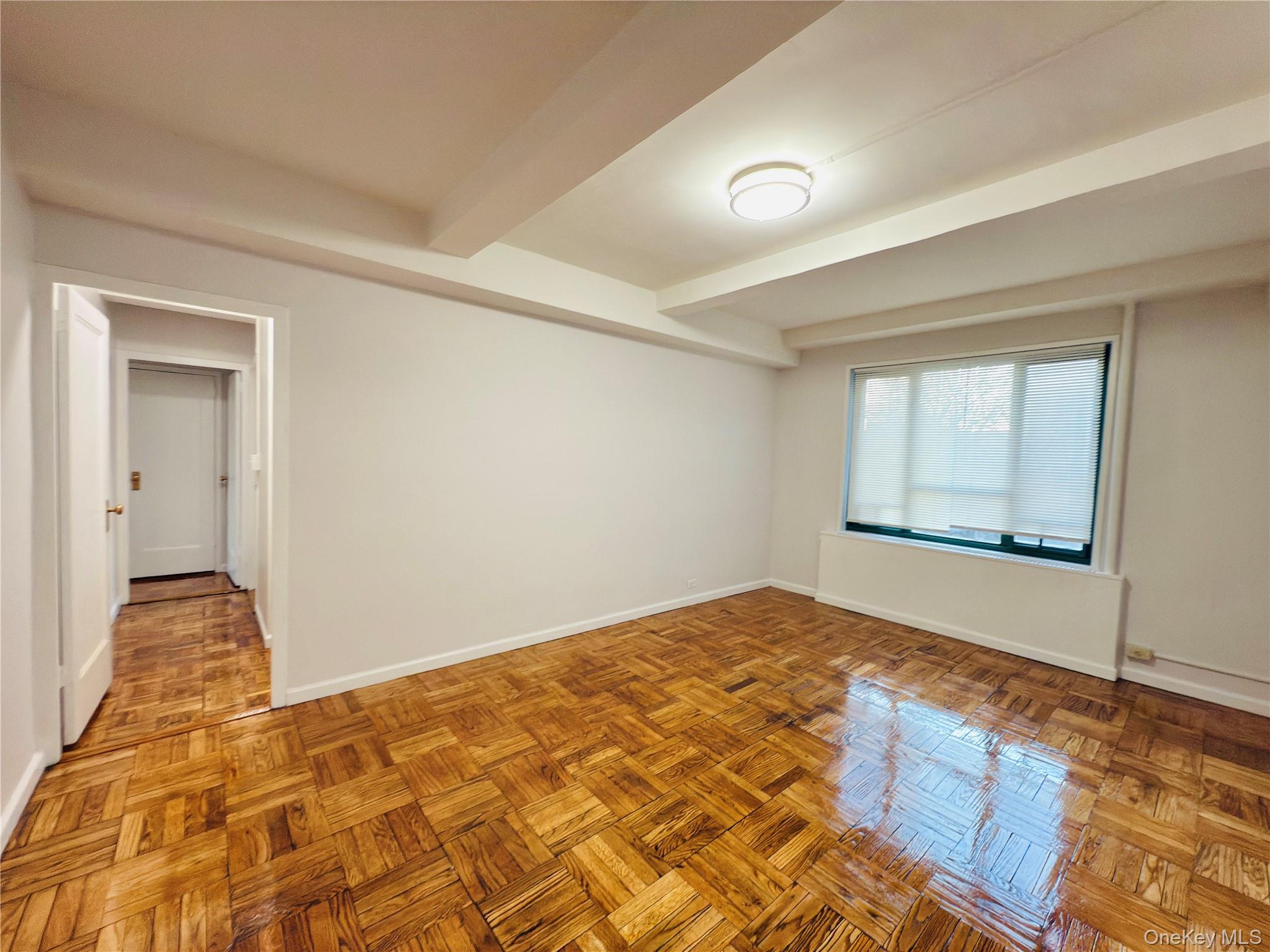 #7 photo, 1938 E Tremont Avenue, ब्रोंक्स Bronx , NY 10462