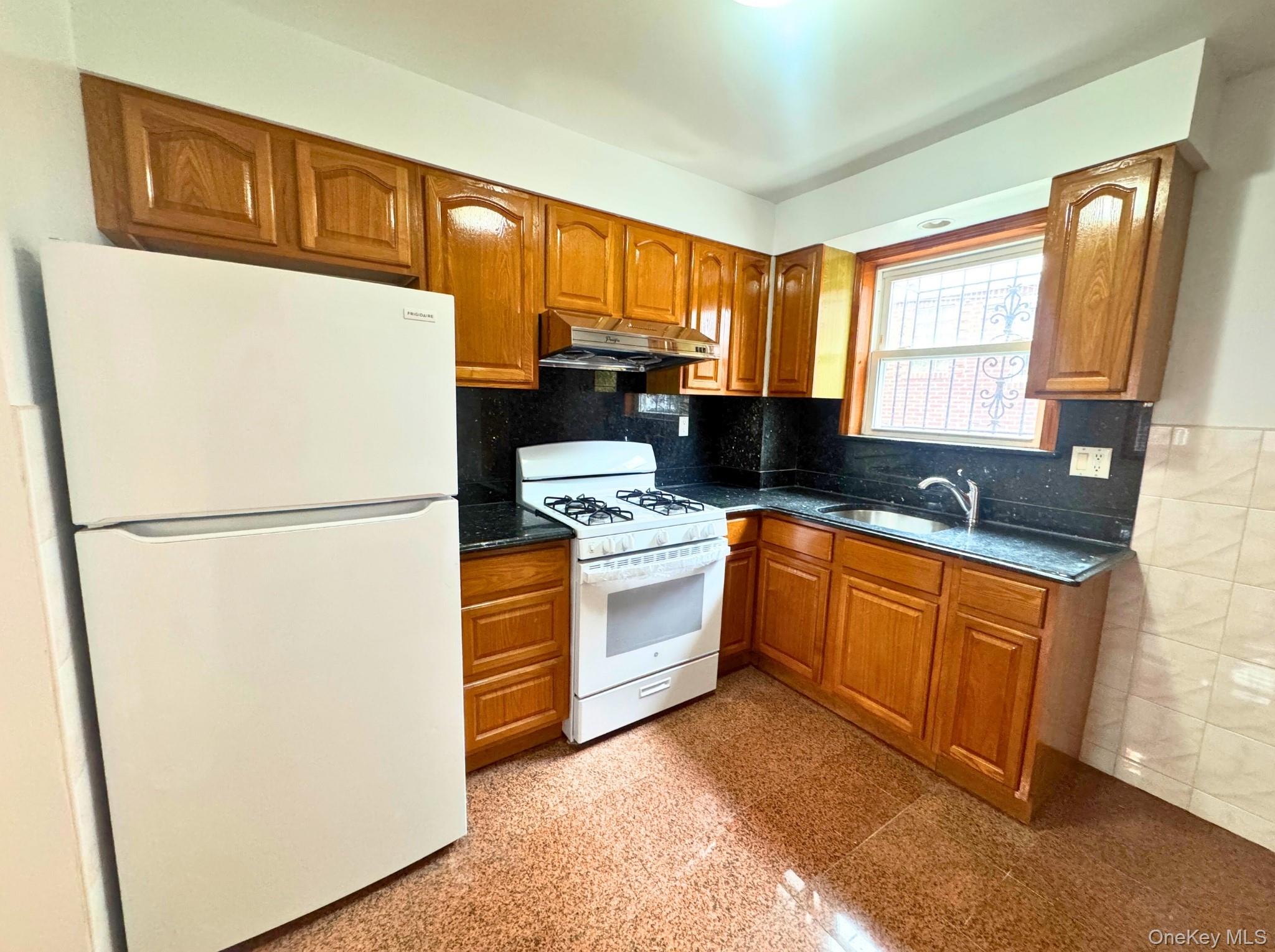 #7 photo, 62-63 Ellwell Crescent, Rego Park , NY 11374