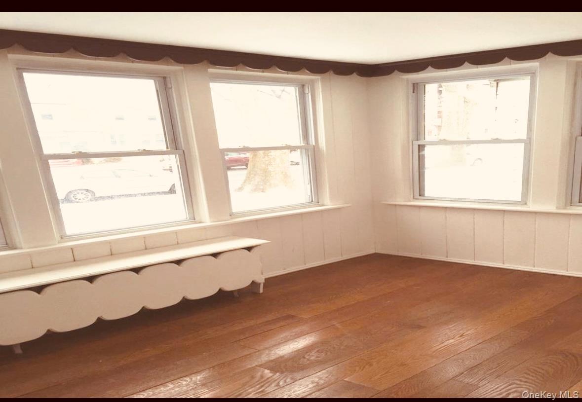 #2 photo, 19022 111th Road, קווינס Saint Albans , NY 11412