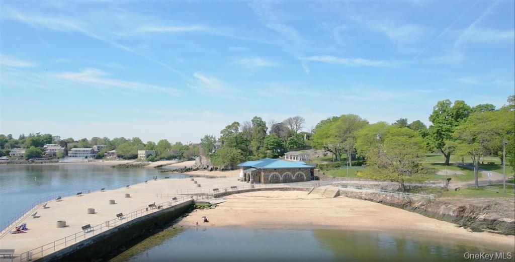 #18 photo, 25 Winchester Oval, New Rochelle , NY 10805