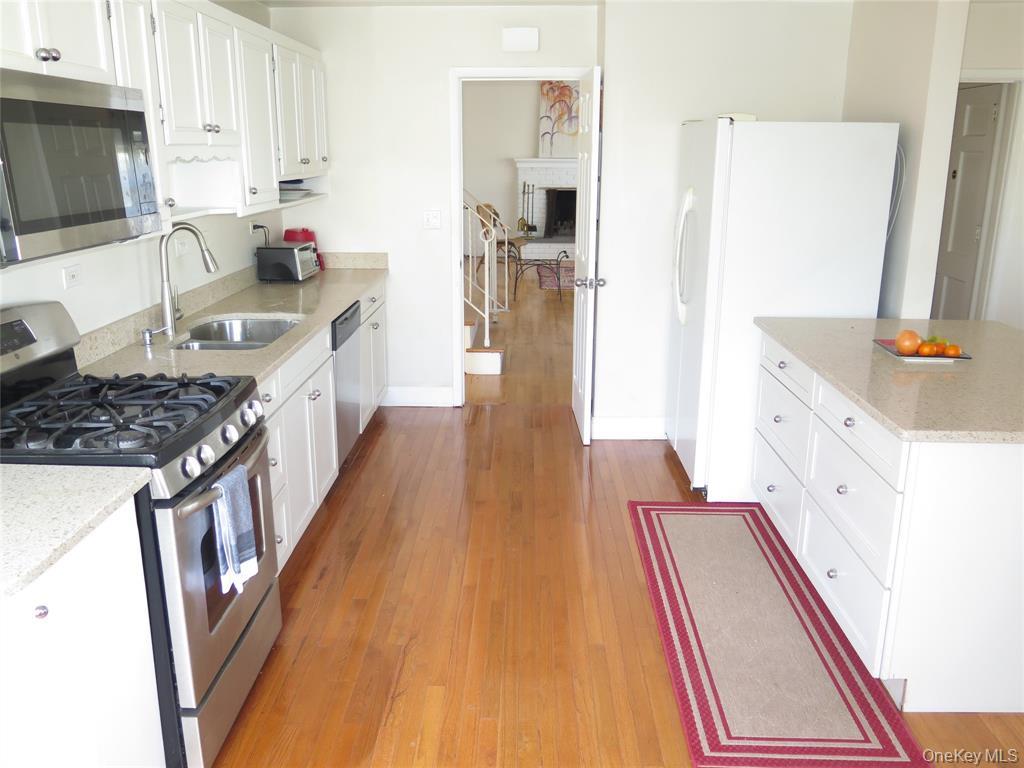 #6 photo, 25 Winchester Oval, New Rochelle , NY 10805