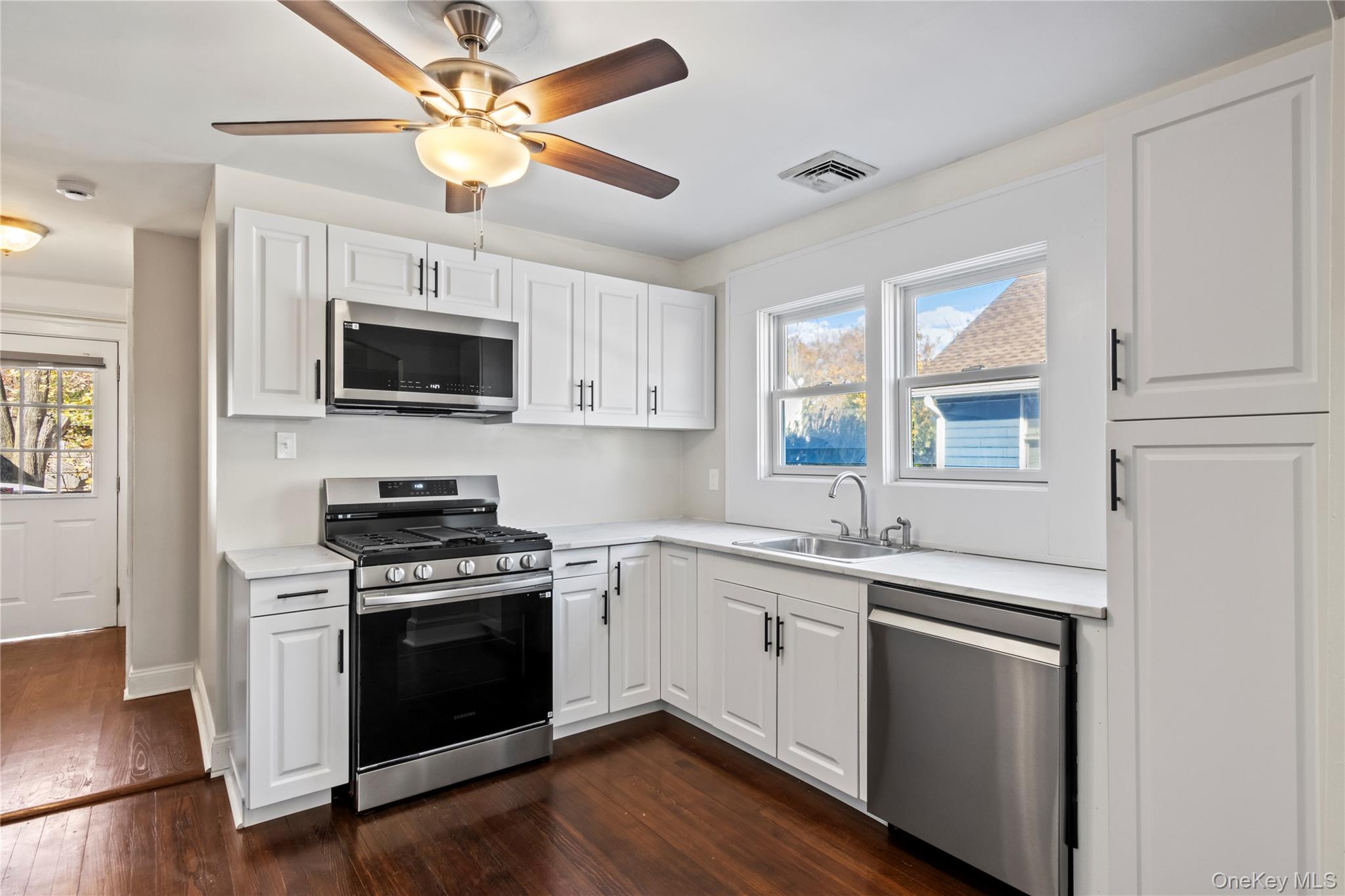 #2 photo, 63 Railroad Street, מחוז סאפוק Huntington Station , NY 11746