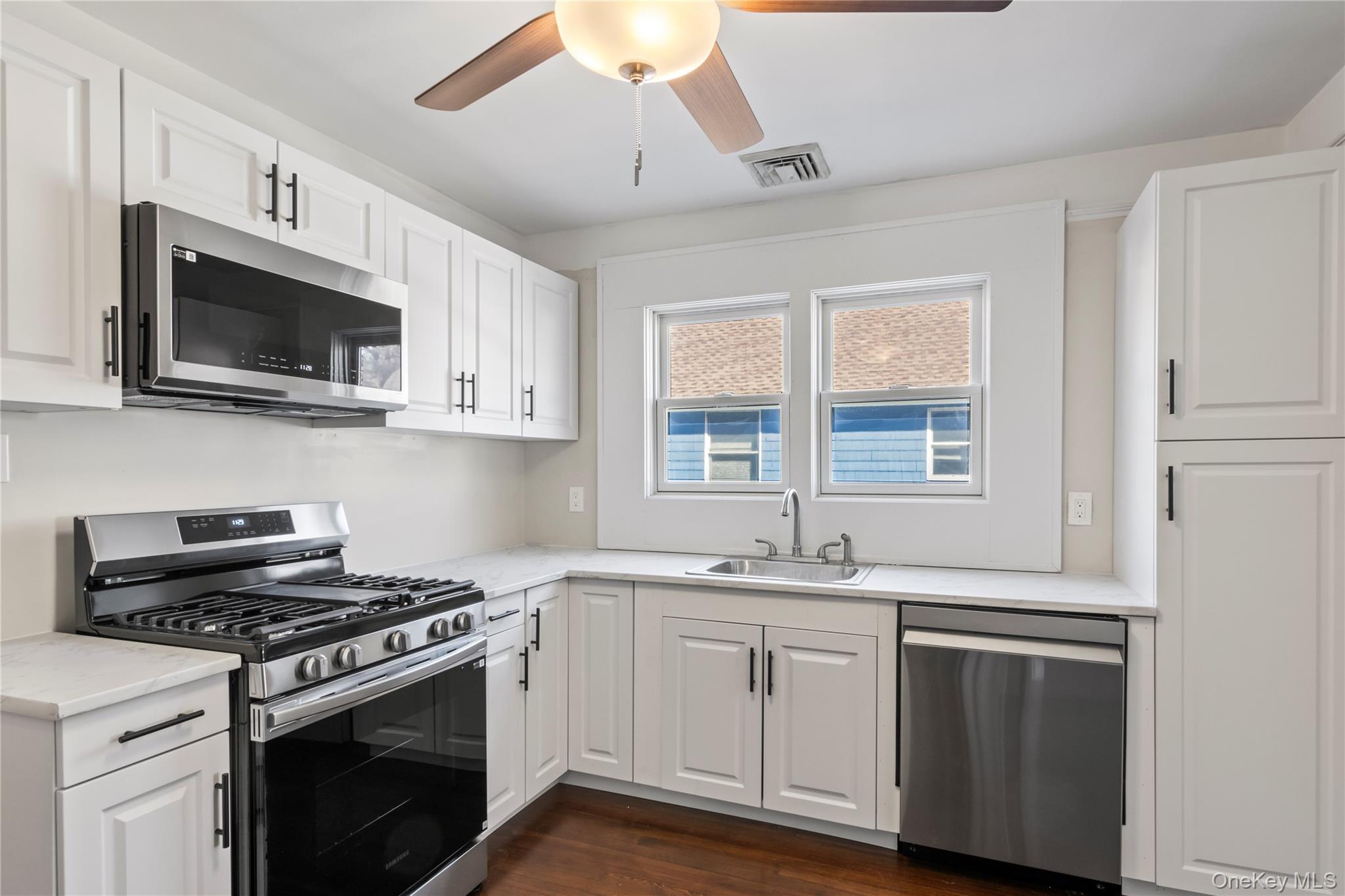 #3 photo, 63 Railroad Street, מחוז סאפוק Huntington Station , NY 11746