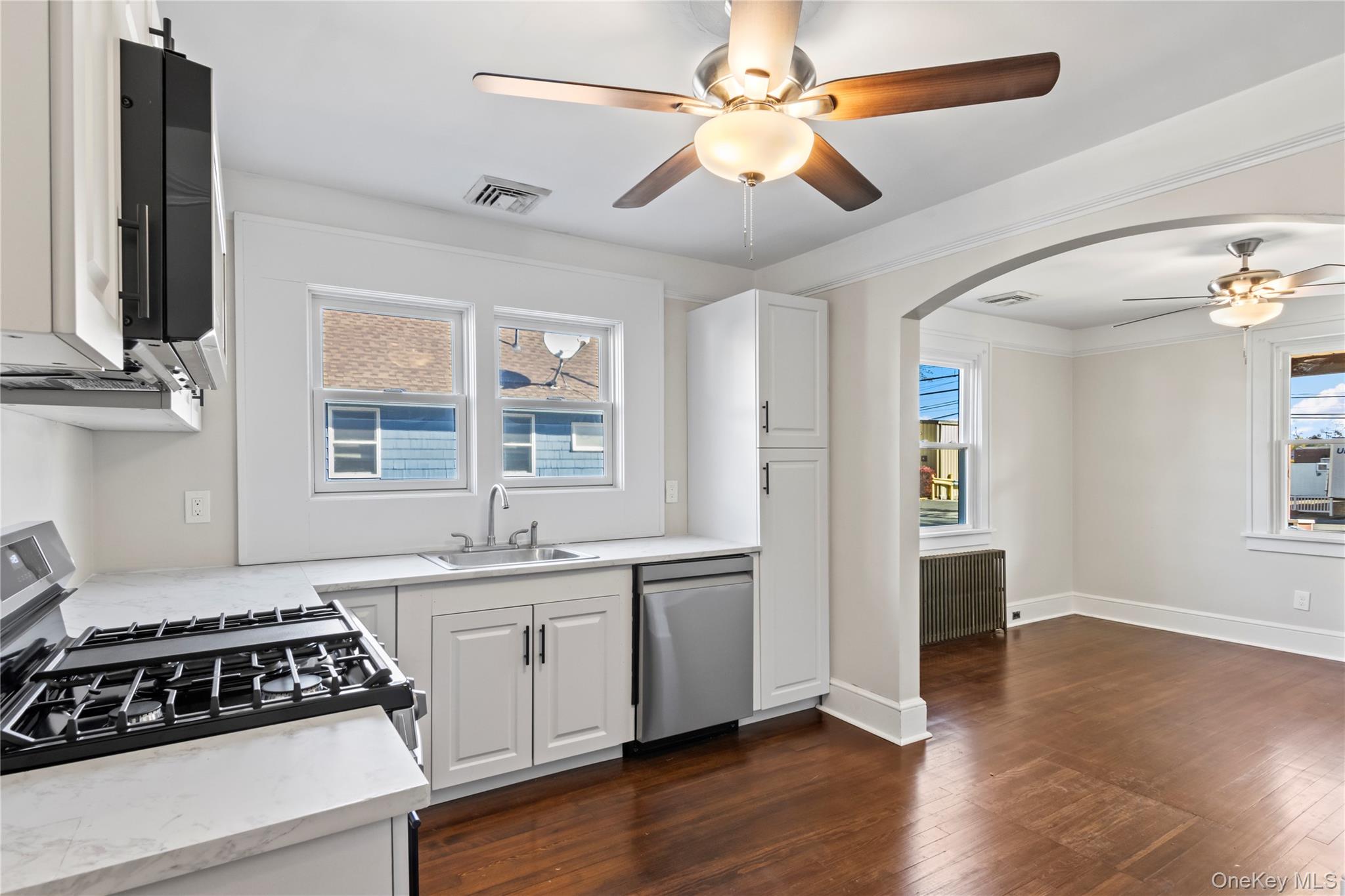 #4 photo, 63 Railroad Street, מחוז סאפוק Huntington Station , NY 11746