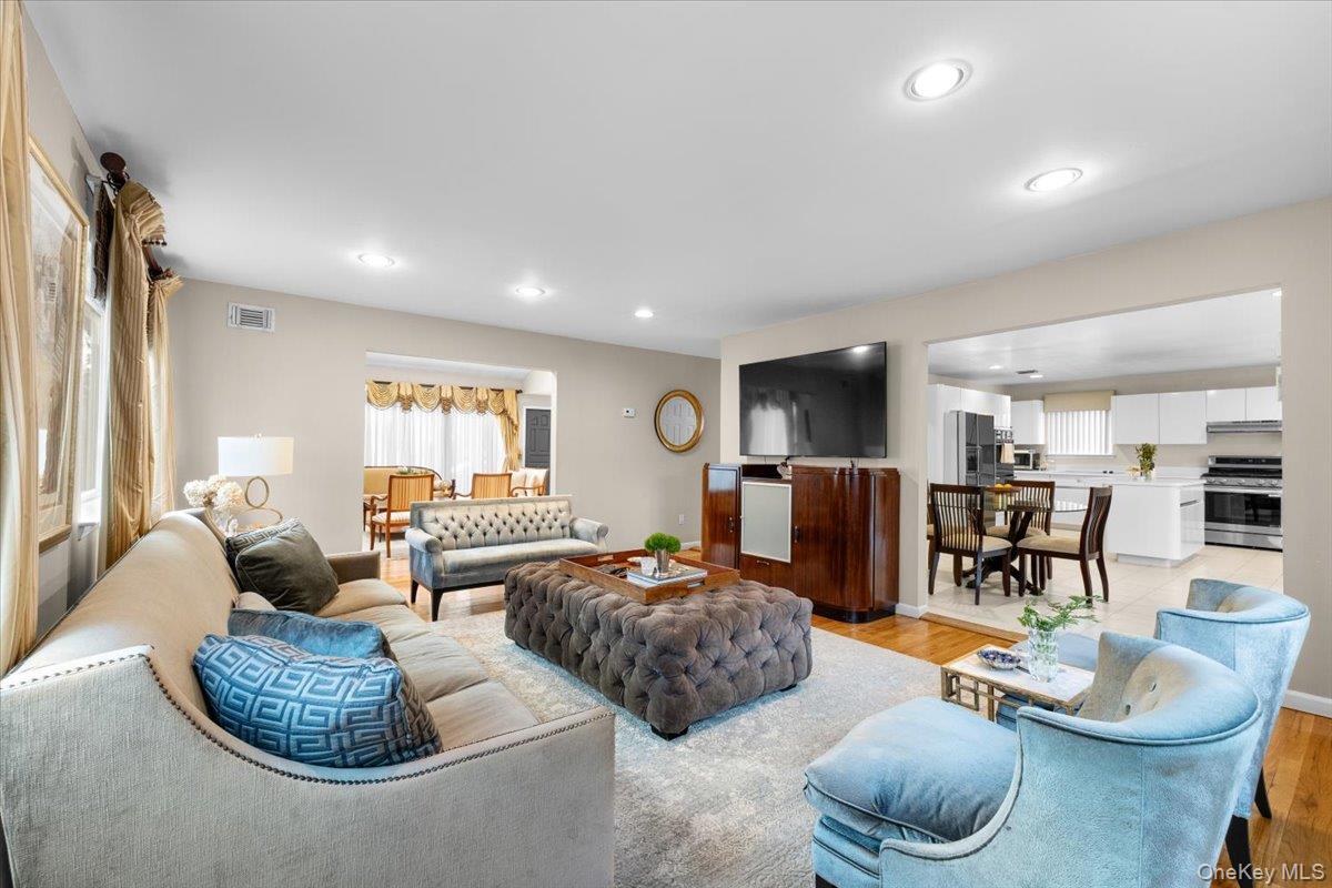 #14 photo, 47 Berkshire Road, Great Neck , NY 11023