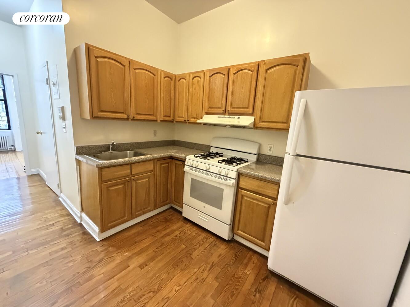 #2 photo, 424 E 83RD Street, מנהטן Yorkville , NY 10028