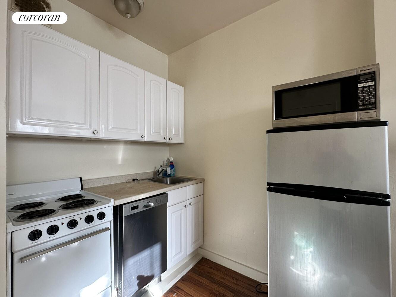 #3 photo, 444 W 49TH Street, Hell's Kitchen , NY 10019