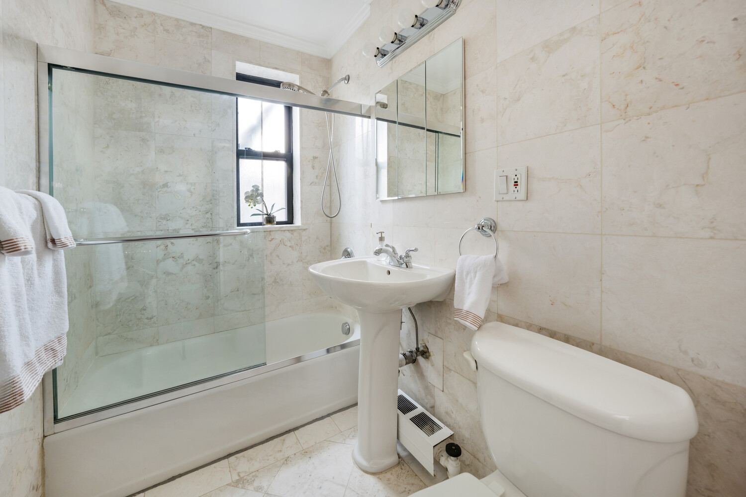 #8 photo, 60 E 9TH Street, मैनहटन Greenwich Village , NY 10003