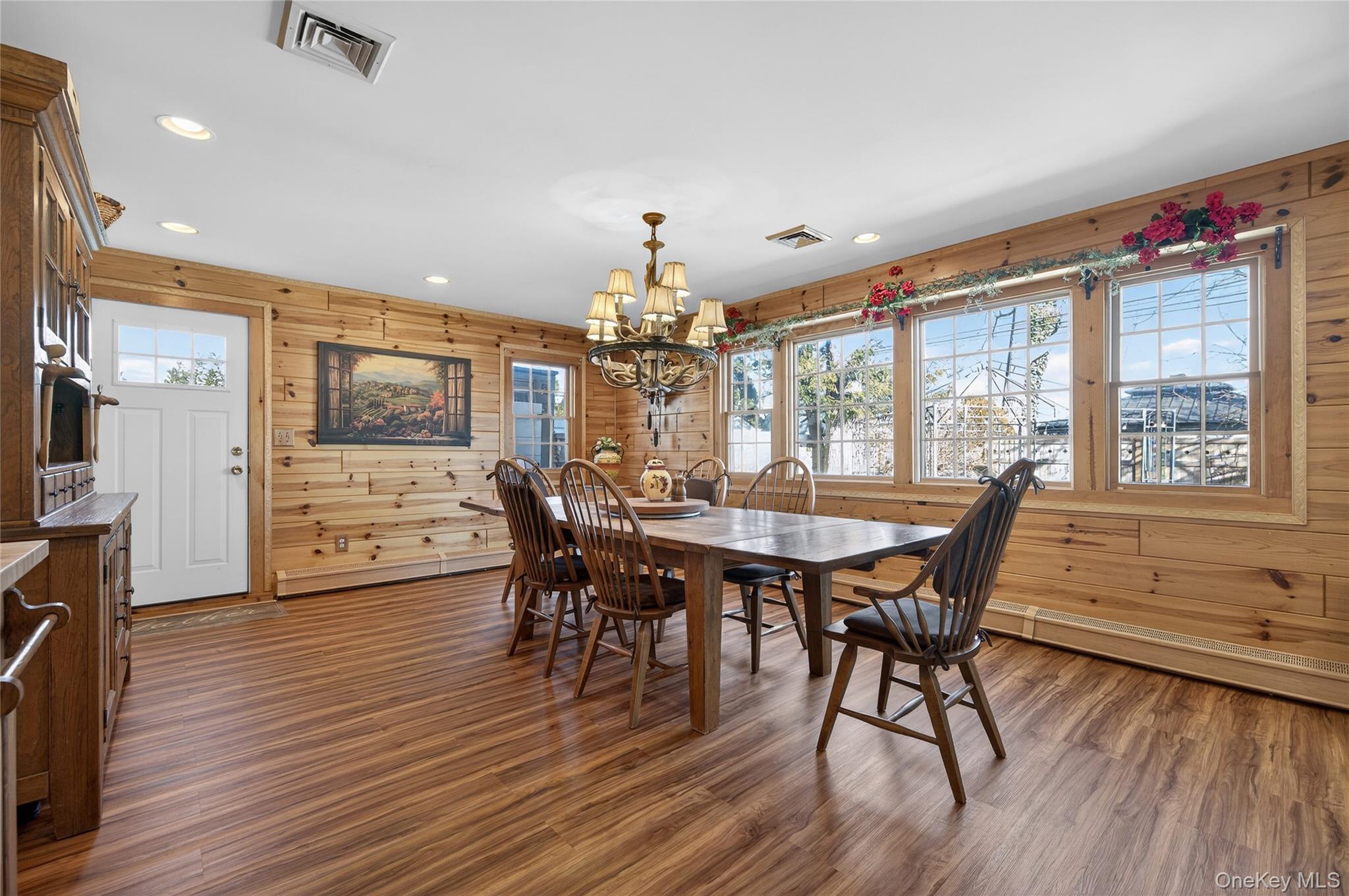 #11 photo, 350 Pin Oak Lane, वेस्टबरी Westbury , NY 11590