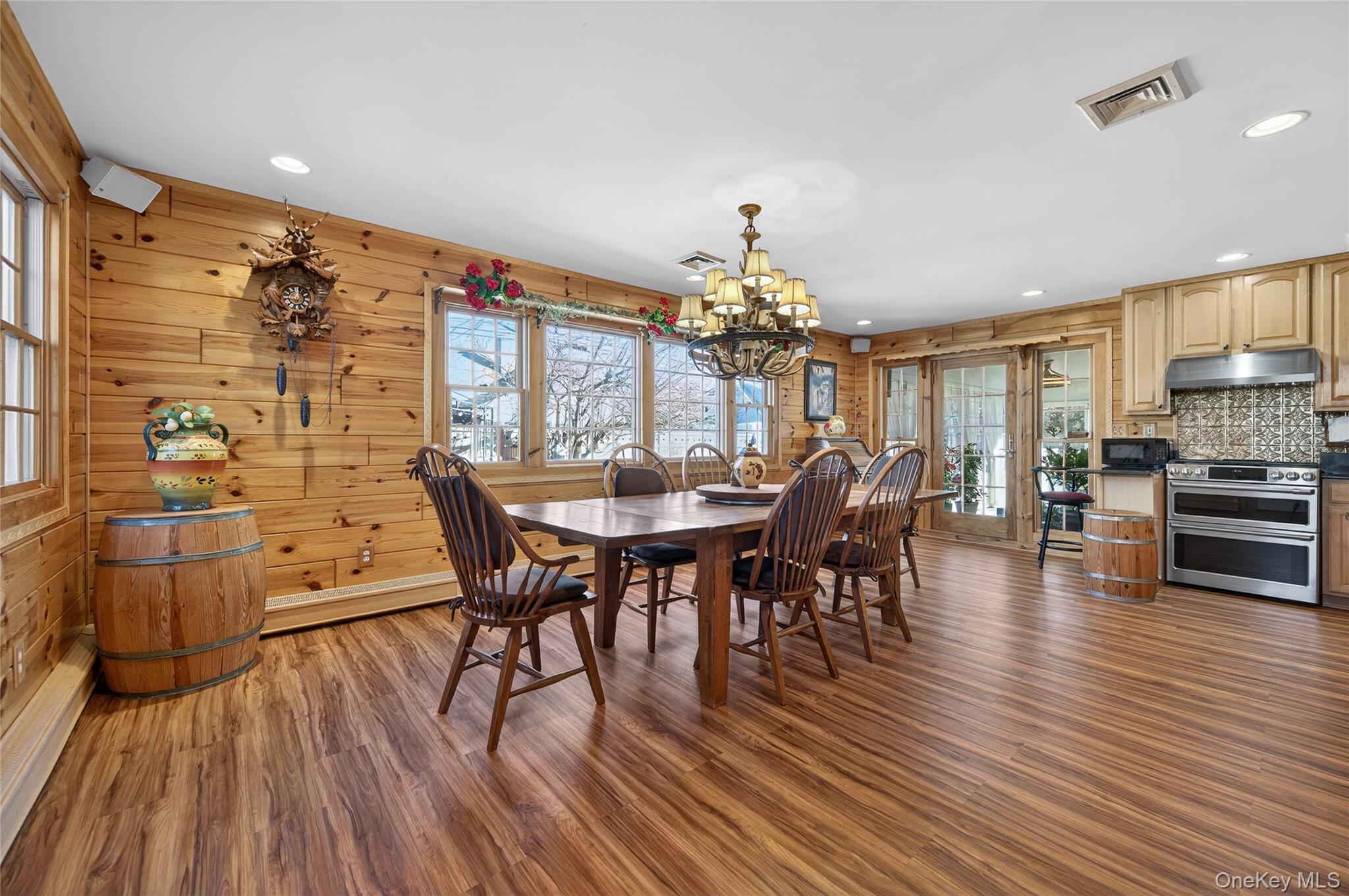 #12 photo, 350 Pin Oak Lane, वेस्टबरी Westbury , NY 11590