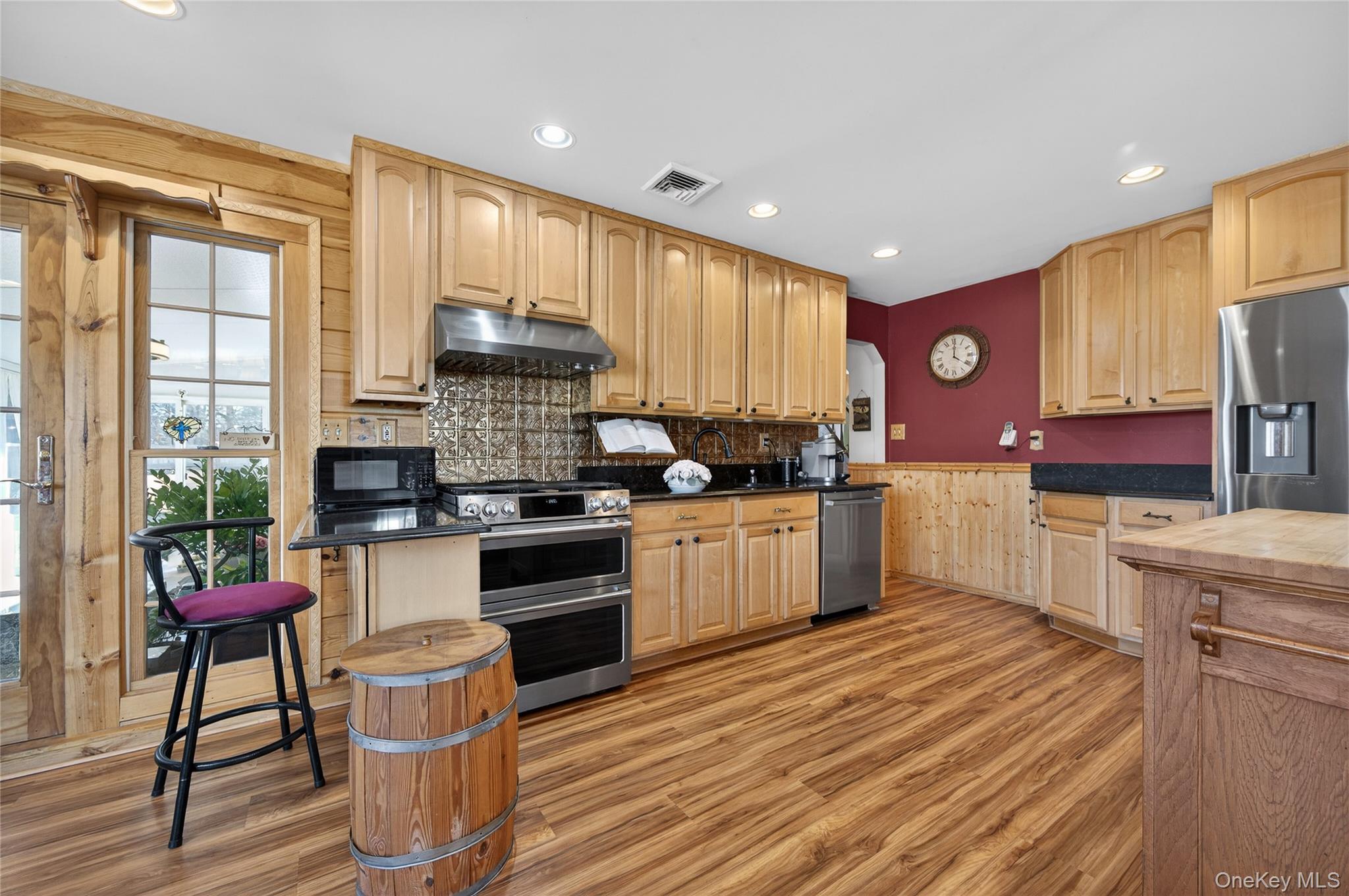 #13 photo, 350 Pin Oak Lane, वेस्टबरी Westbury , NY 11590