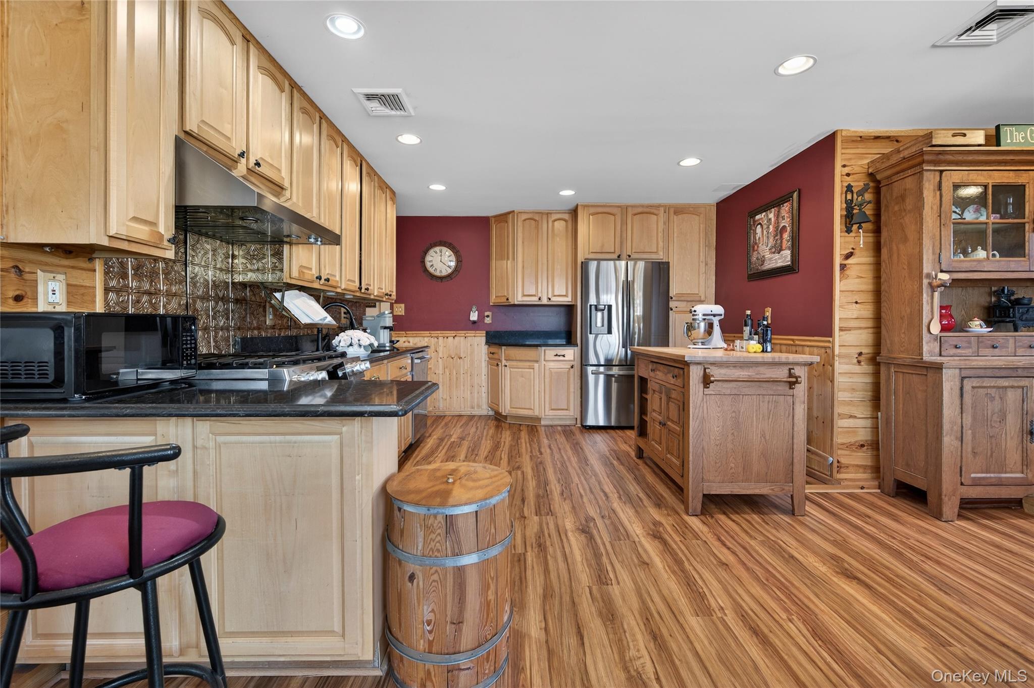 #14 photo, 350 Pin Oak Lane, वेस्टबरी Westbury , NY 11590