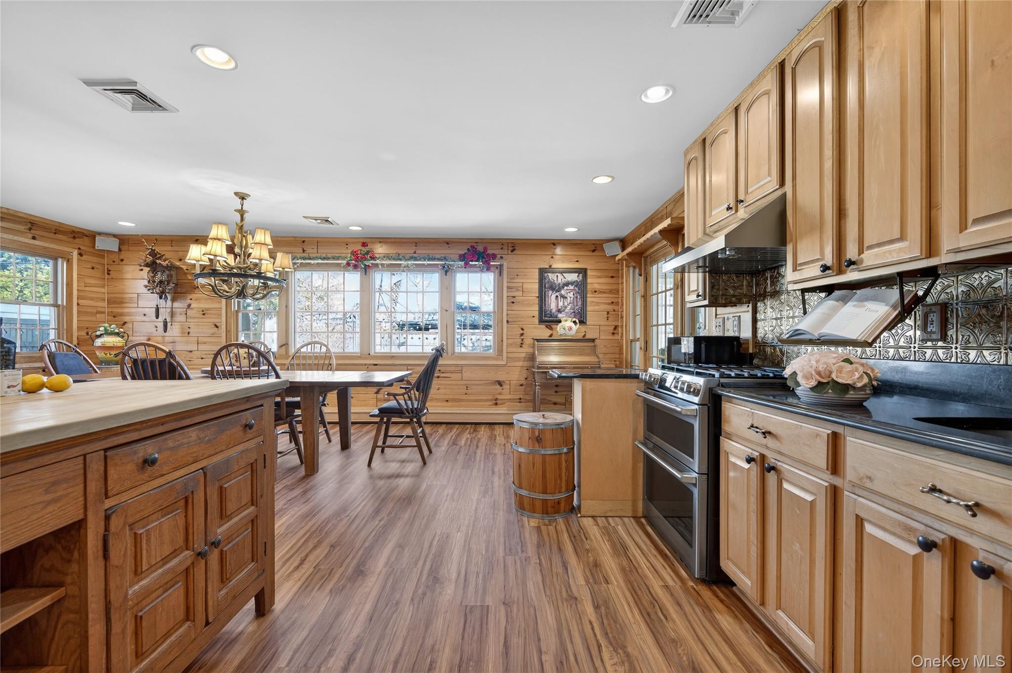 #16 photo, 350 Pin Oak Lane, वेस्टबरी Westbury , NY 11590