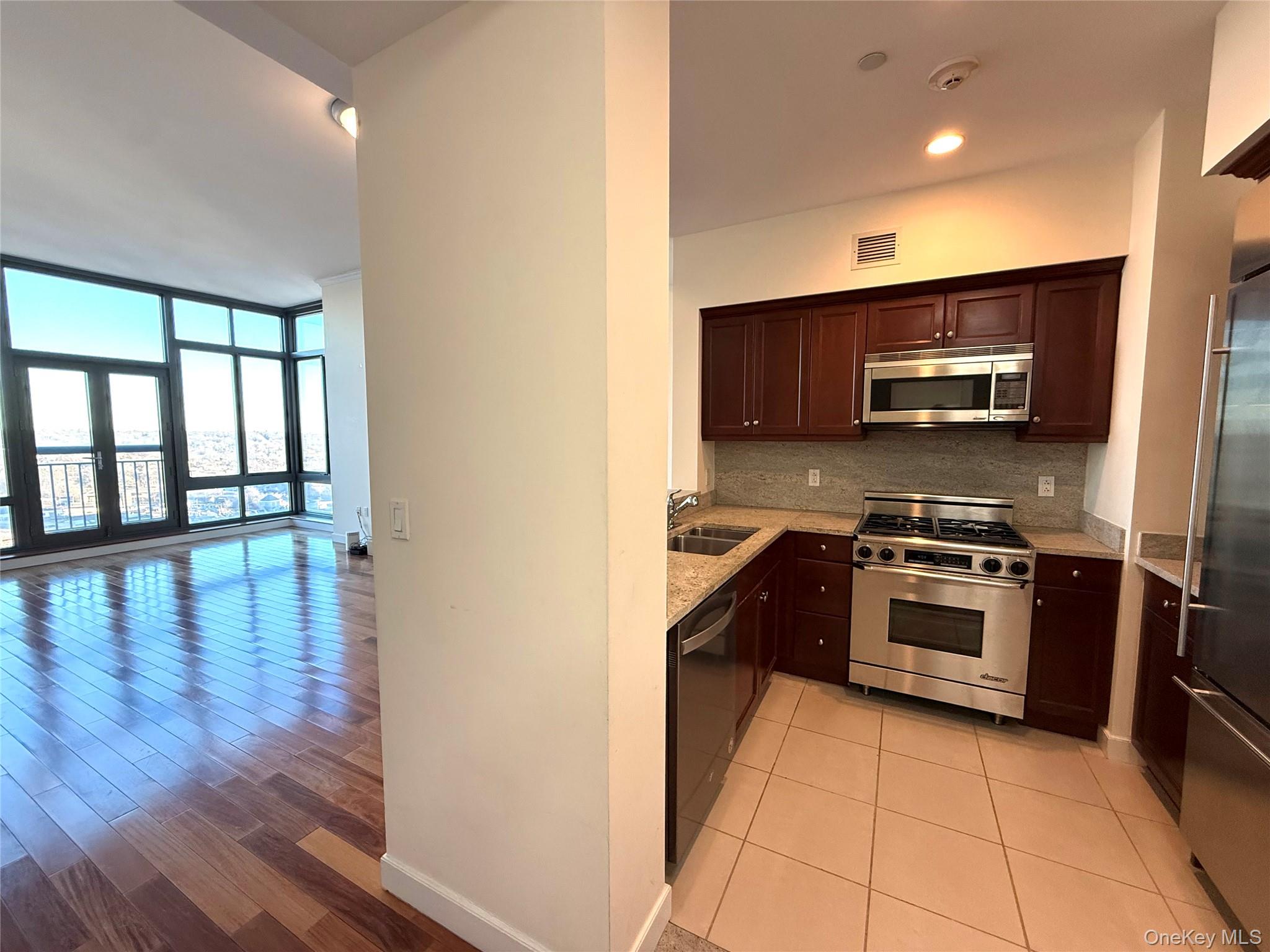 #7 photo, 10 City Place, White Plains , NY 10601