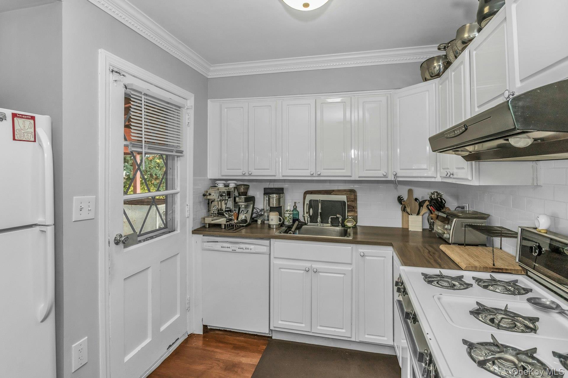 #6 photo, 17 Linwood Place, नासाउ काउंटी Massapequa Park , NY 11762