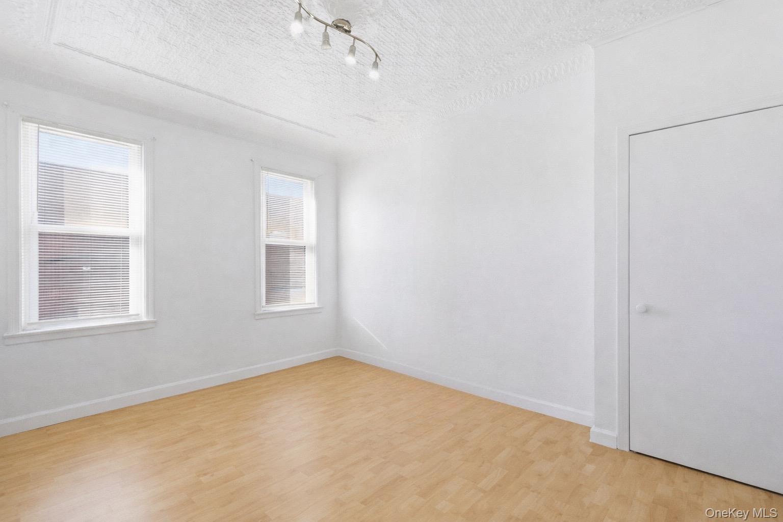 #16 photo, 6089 54th Street, كوينز Maspeth , NY 11378