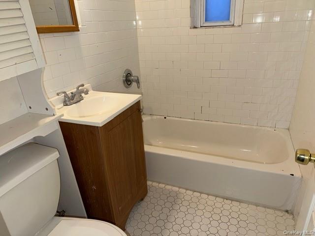 #13 photo, 2832 Harding Avenue, Bronx , NY 10465