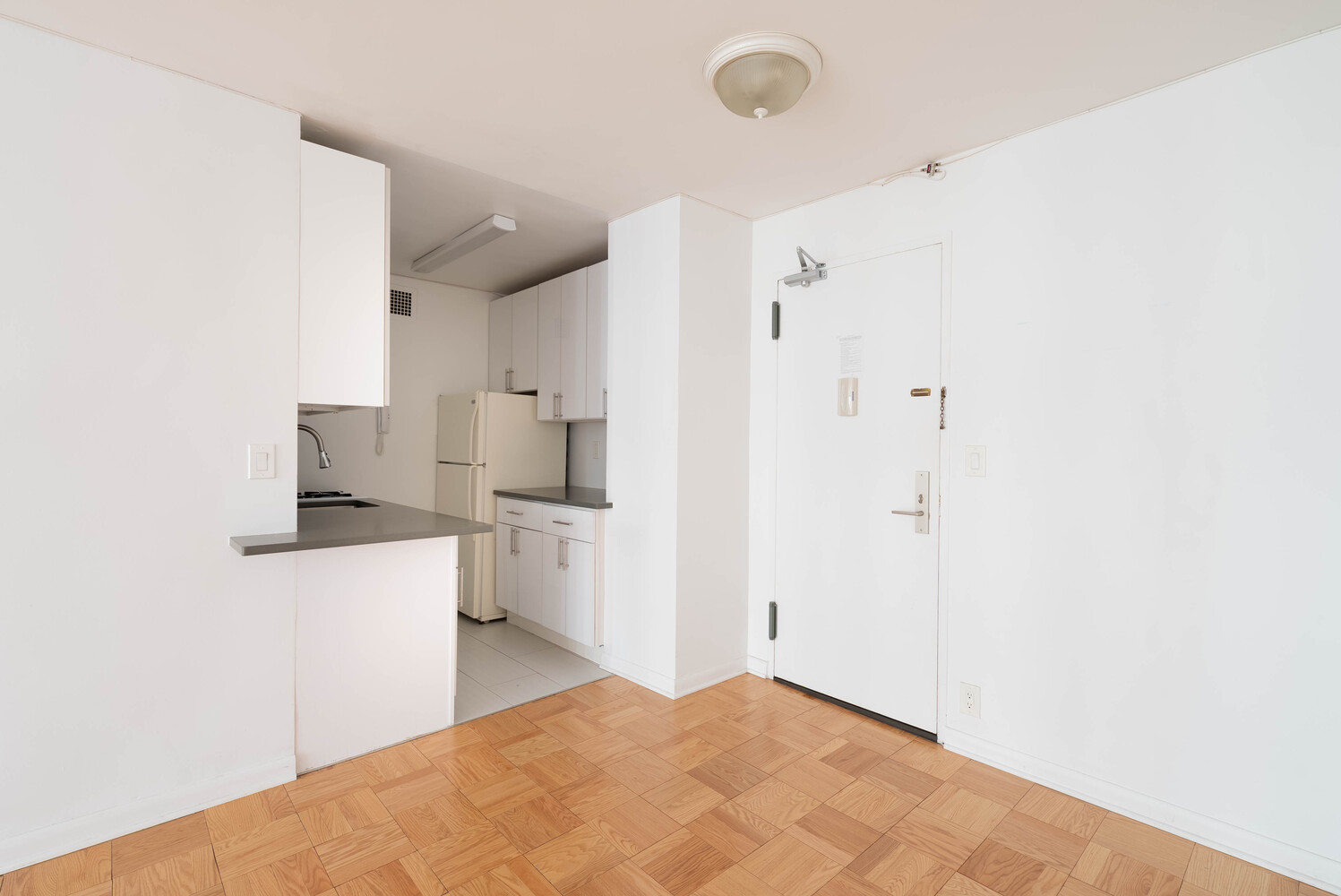 #9 photo, 77 W 55TH Street, Midtown , NY 10019