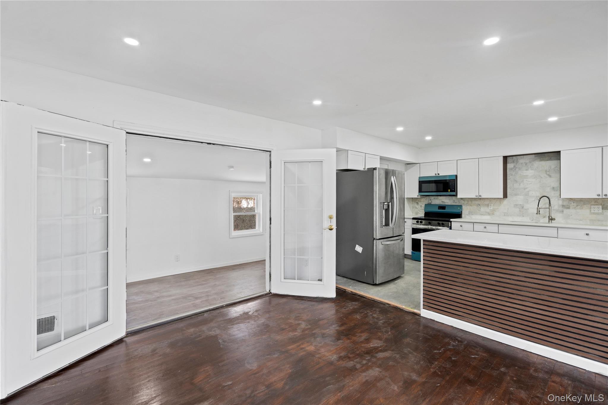 #12 photo, 10 S 30th Street, سوفولك Wyandanch , NY 11798