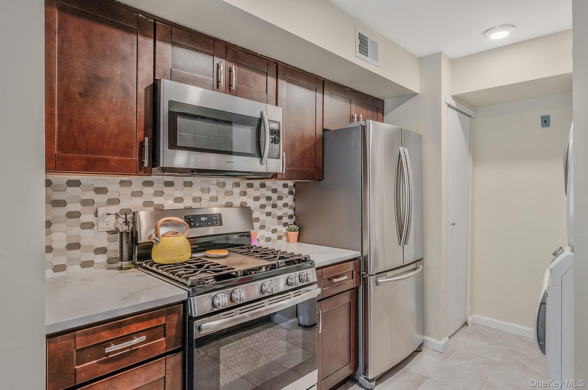 #16 photo, 220 Storm Drive, 東長島 Holtsville , NY 11742