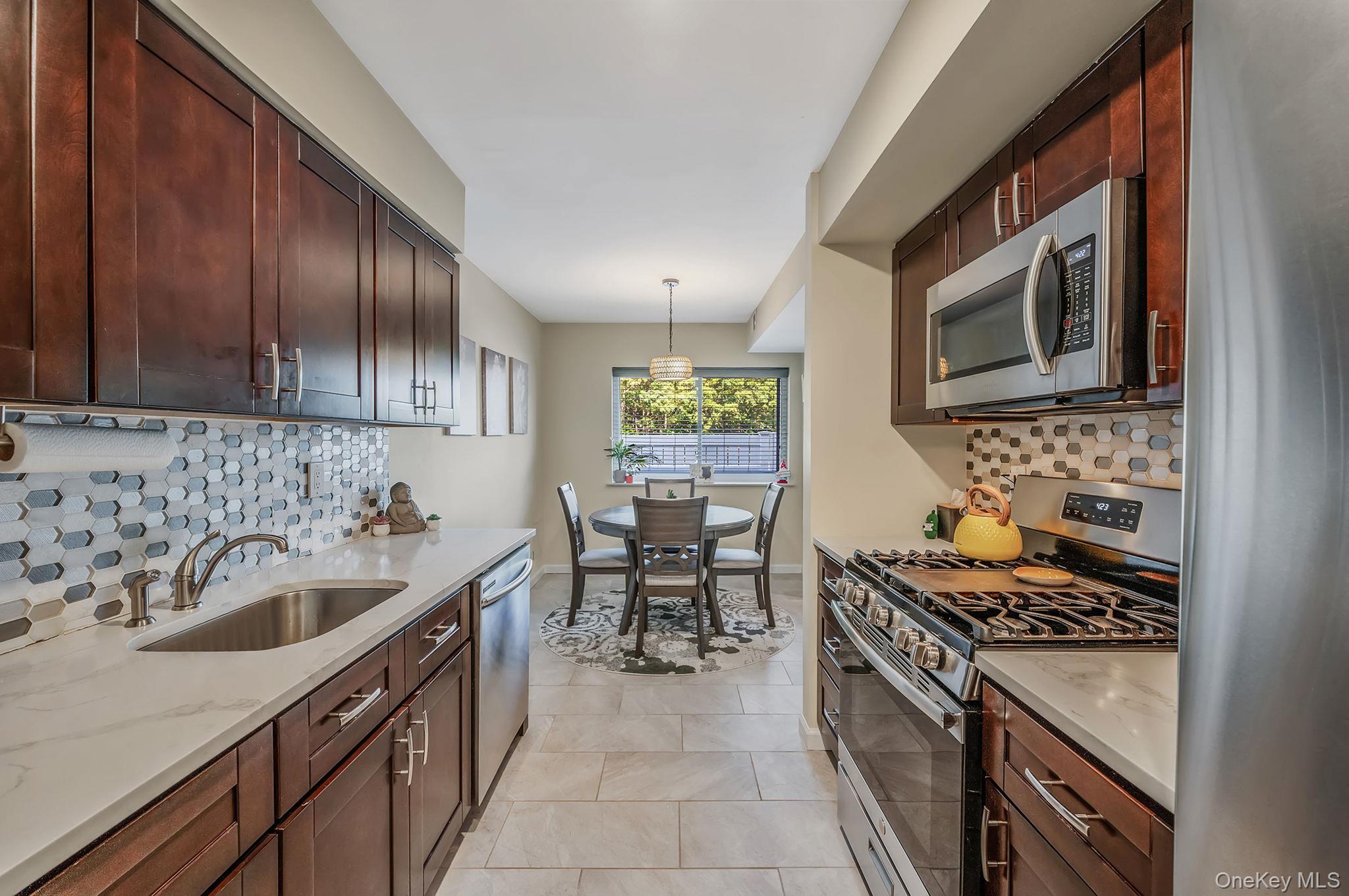 #17 photo, 220 Storm Drive, 東長島 Holtsville , NY 11742